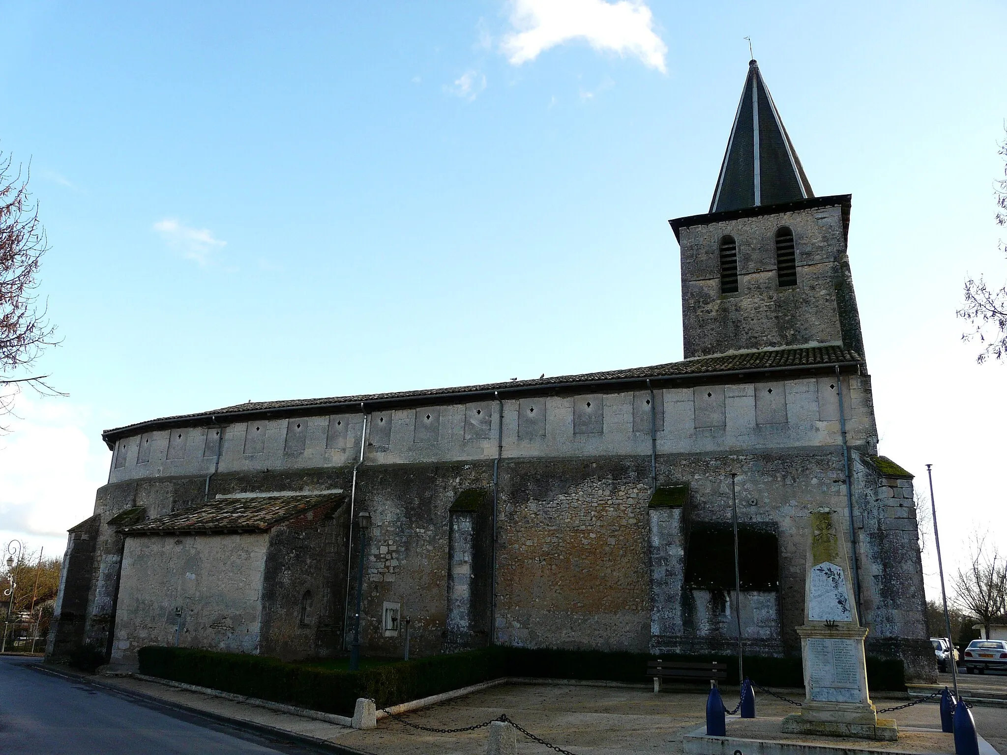 Photo showing: La façade nord de l'église Saint-Pierre-ès-Liens, Ménestérol, Montpon-Ménestérol, Dordogne, France
