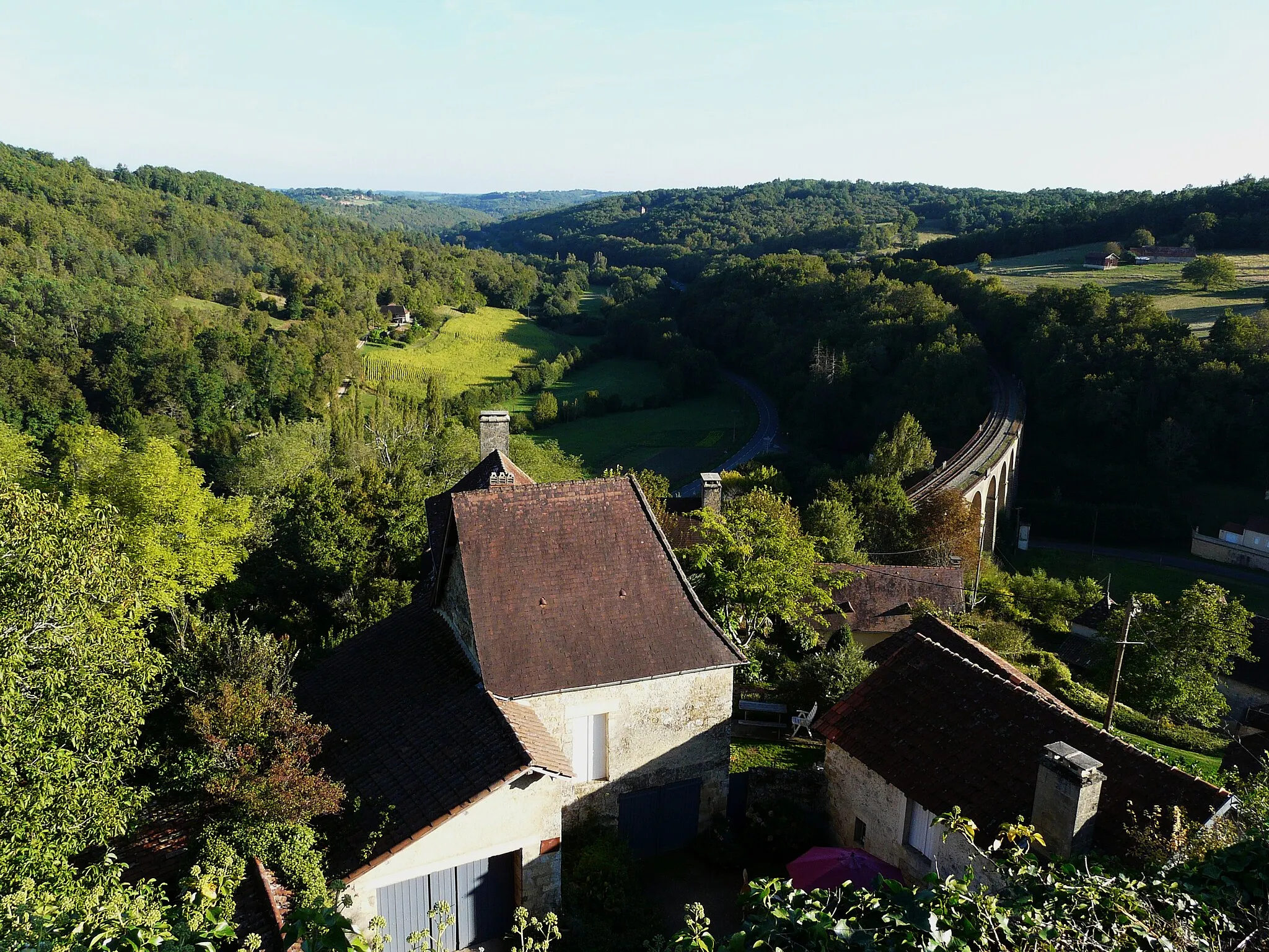 Photo showing: Miremont et la vallée du ruisseau de Manaurie, vue prise depuis le château de Miremont, Mauzens-et-Miremont, Dordogne, France