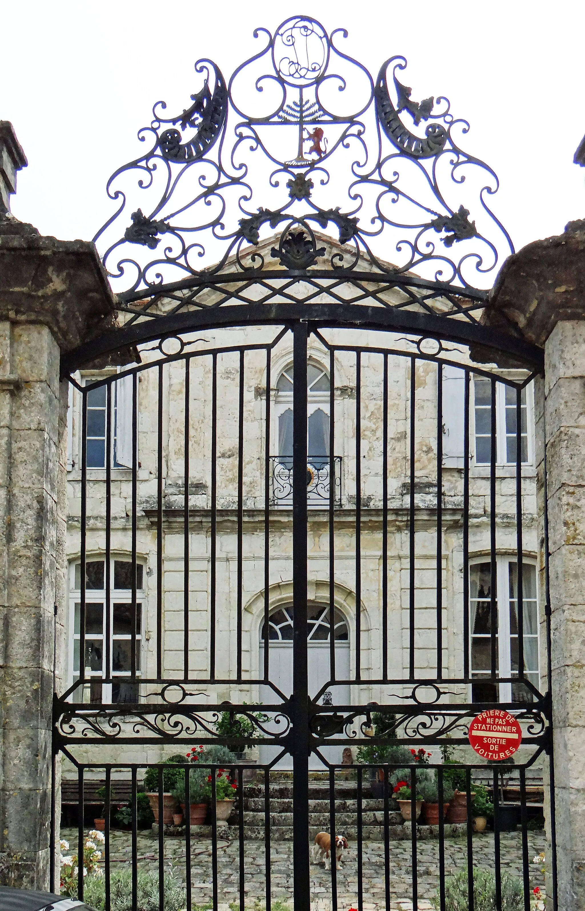 Photo showing: Castillonnès - Hôtel de Cours de Thomazeau - Portail sur la rue du Petit-Paris