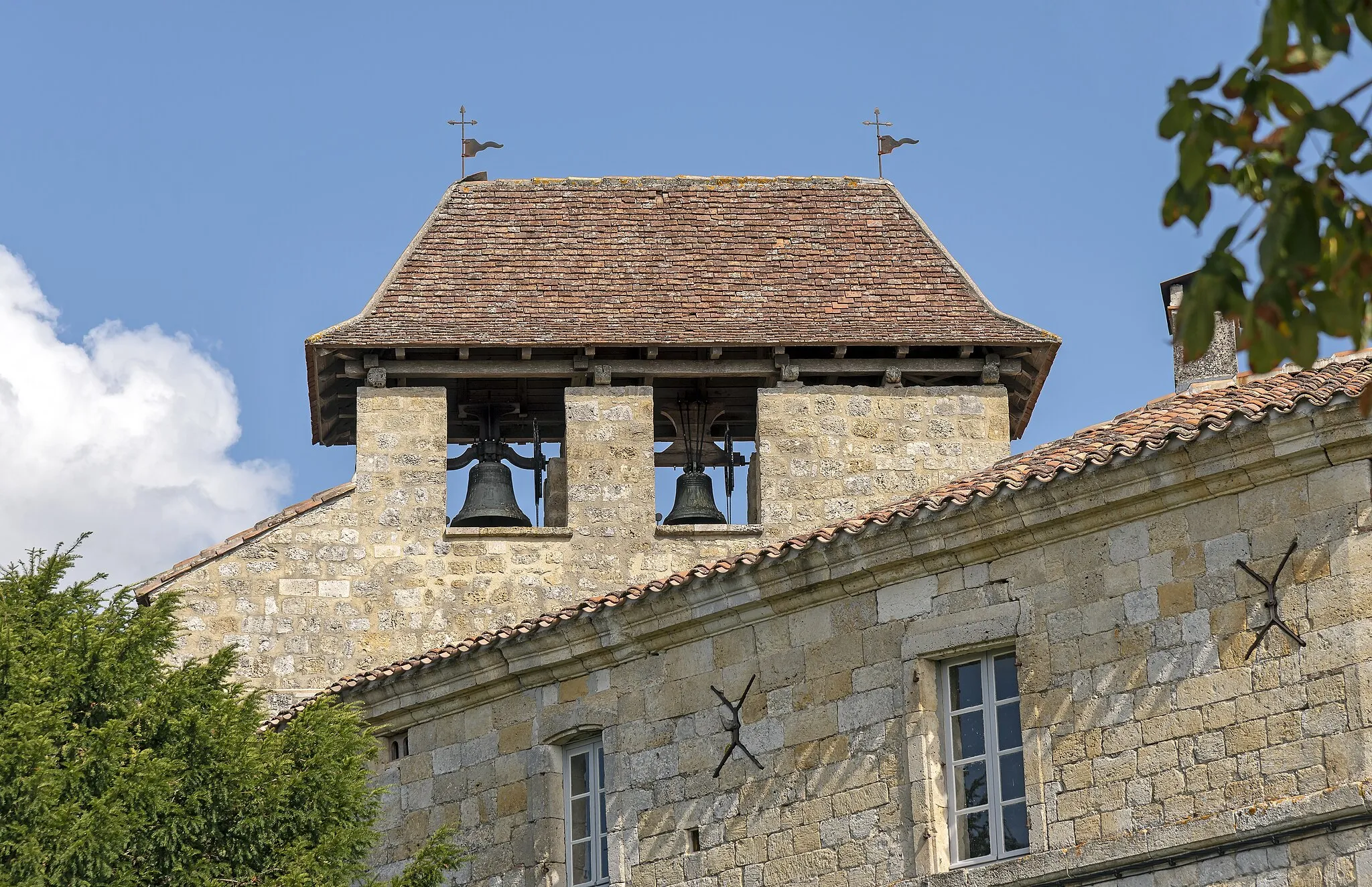 Photo showing: Ligardes - Fortified Church of Saint Hilaire XIV century - Bell gable