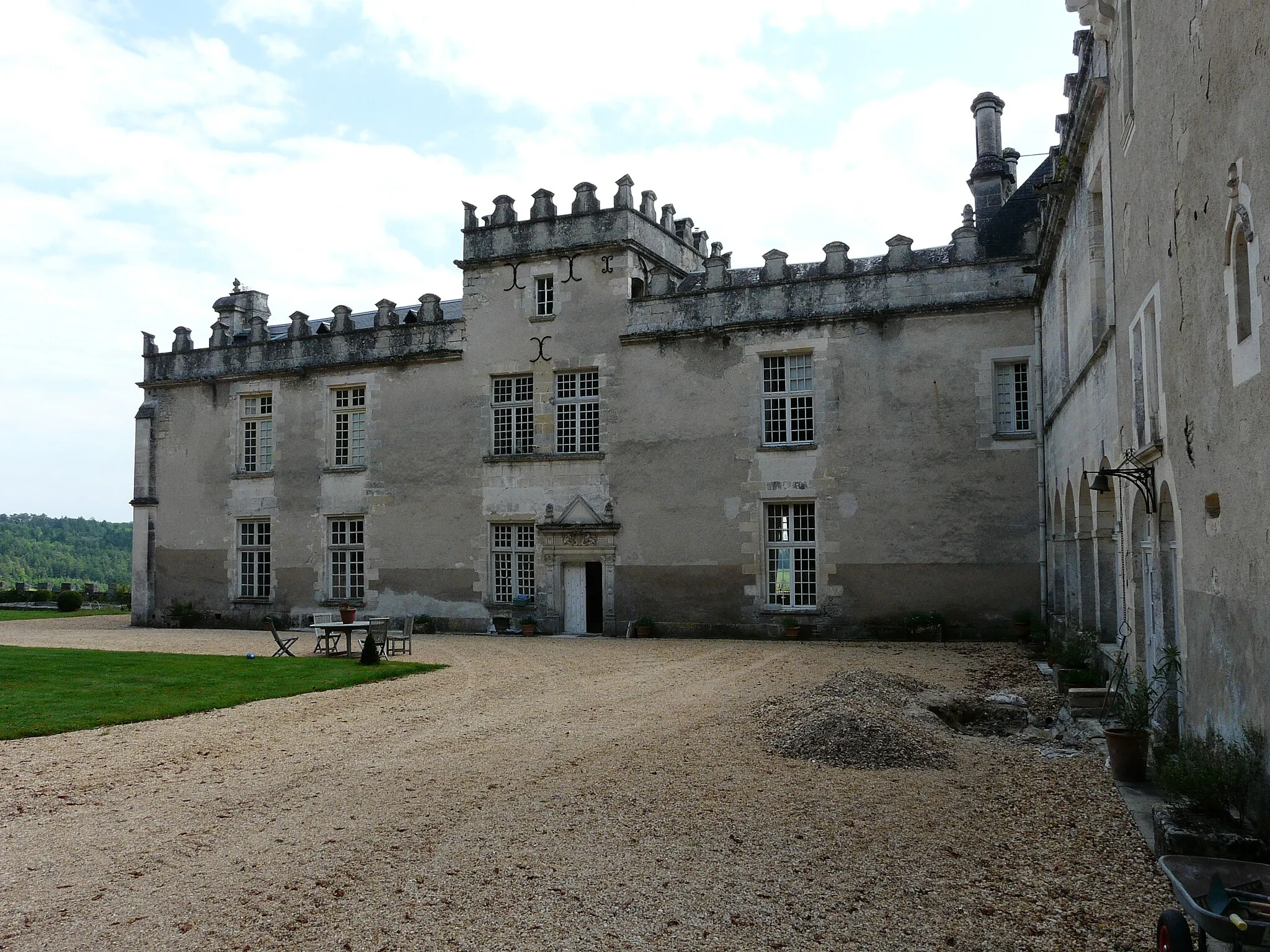 Photo showing: La cour du château de Montardy, Grand-Brassac, Dordogne, France. Vue prise depuis le nord.