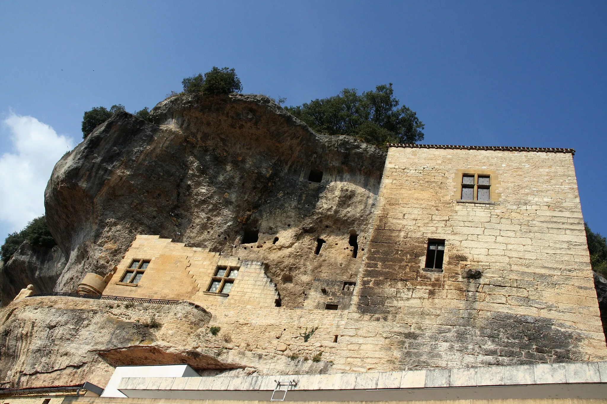 Photo showing: Castle of Tayac, Les Eyzies-de-Tayac-Sireuil, Dordogne, France. Now part of the Prehistory national museum.