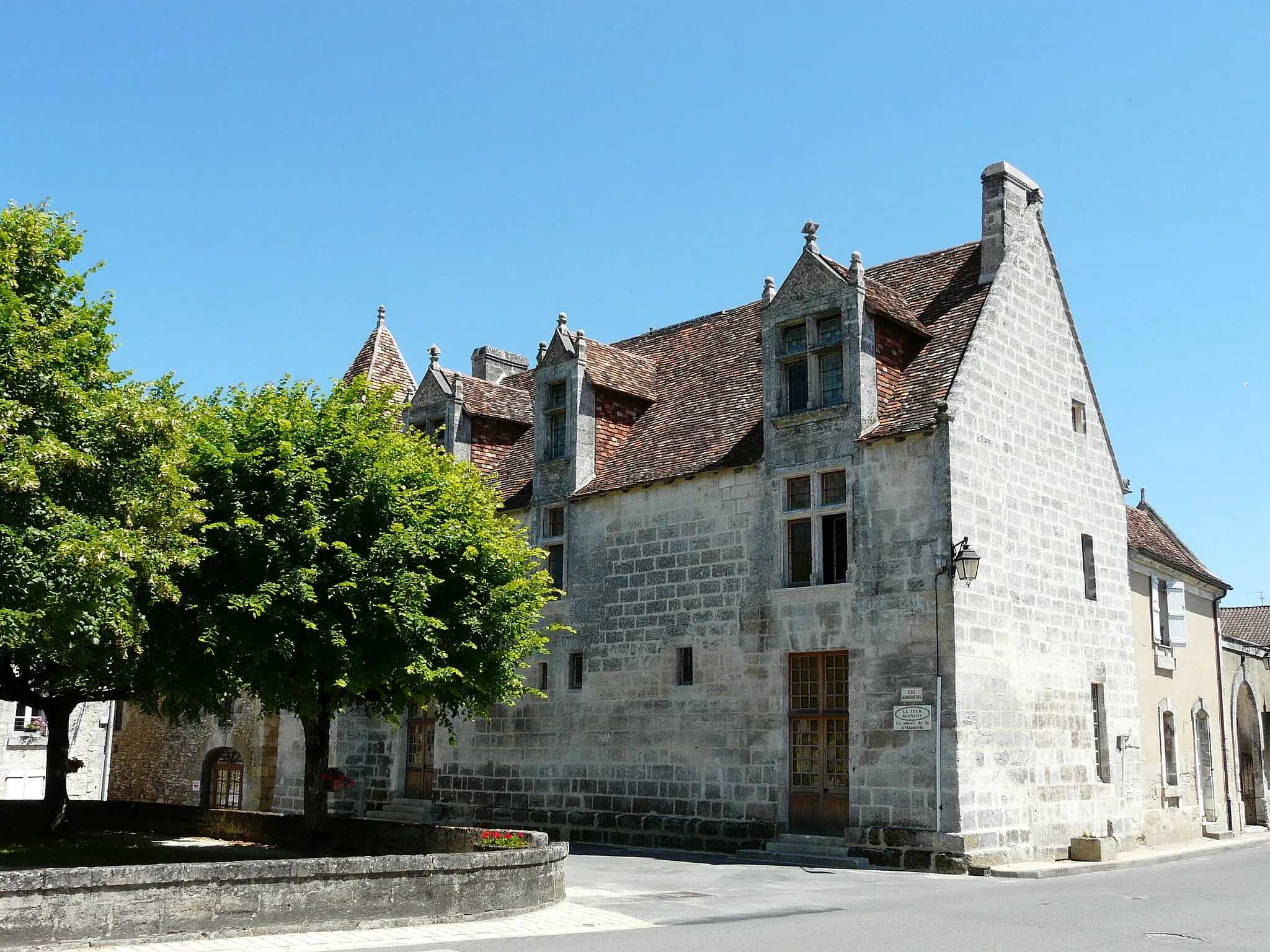 Photo showing: L'angle ouest du manoir de Nanchapt, La Tour-Blanche, Dordogne, France - ou manoir de Roumailhac, ou château de Roumailhac, ou hôtel Mérigat
