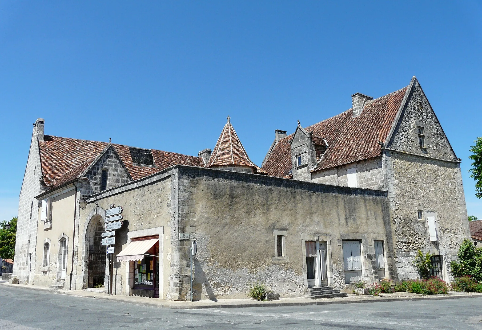 Photo showing: L'angle sud du manoir de Nanchapt, La Tour-Blanche, Dordogne, France.
