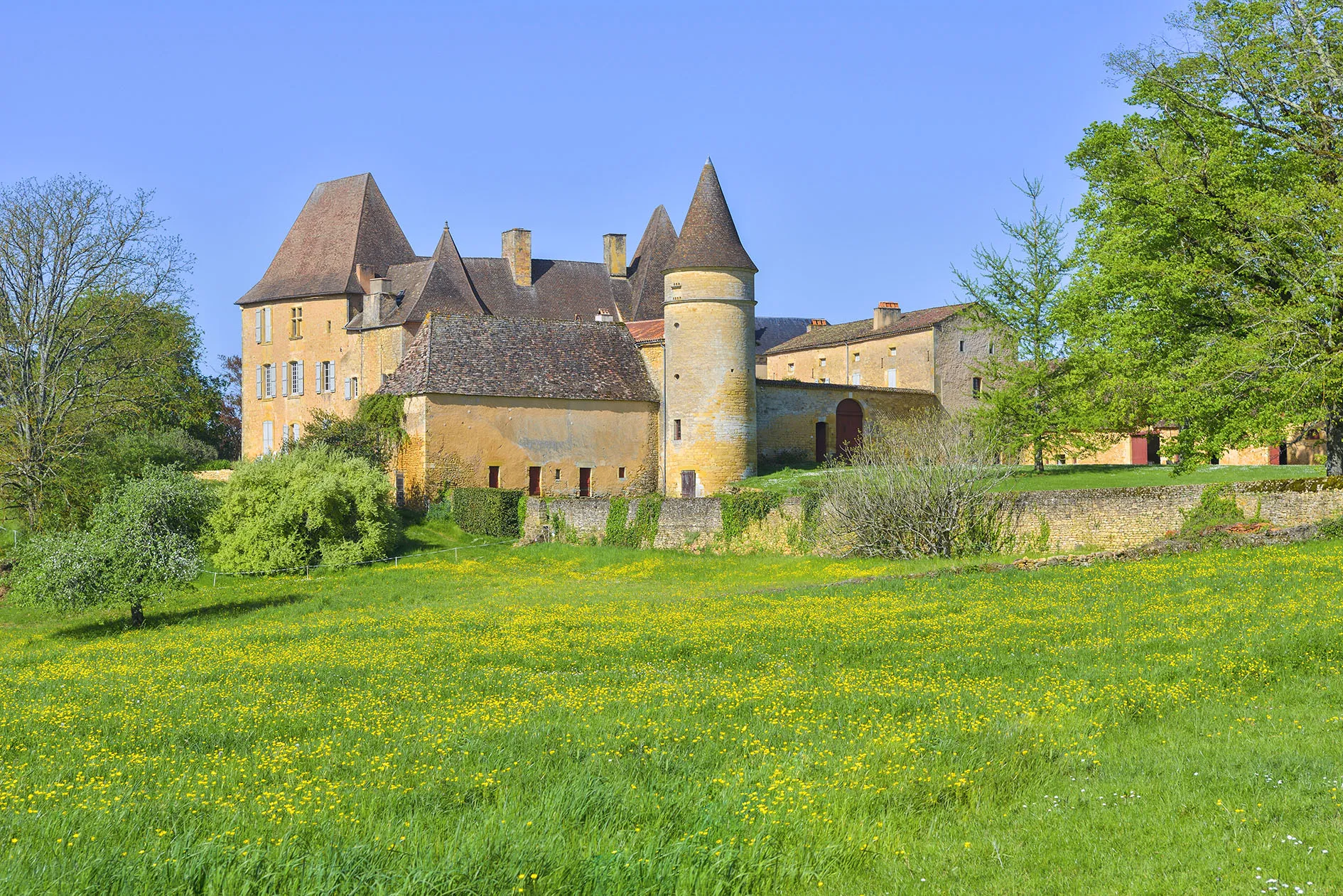 Photo showing: Le chateau de La Bourlie en Perigord, vue rapprochee E. au printemps, commune de Urval, Dordogne, France.