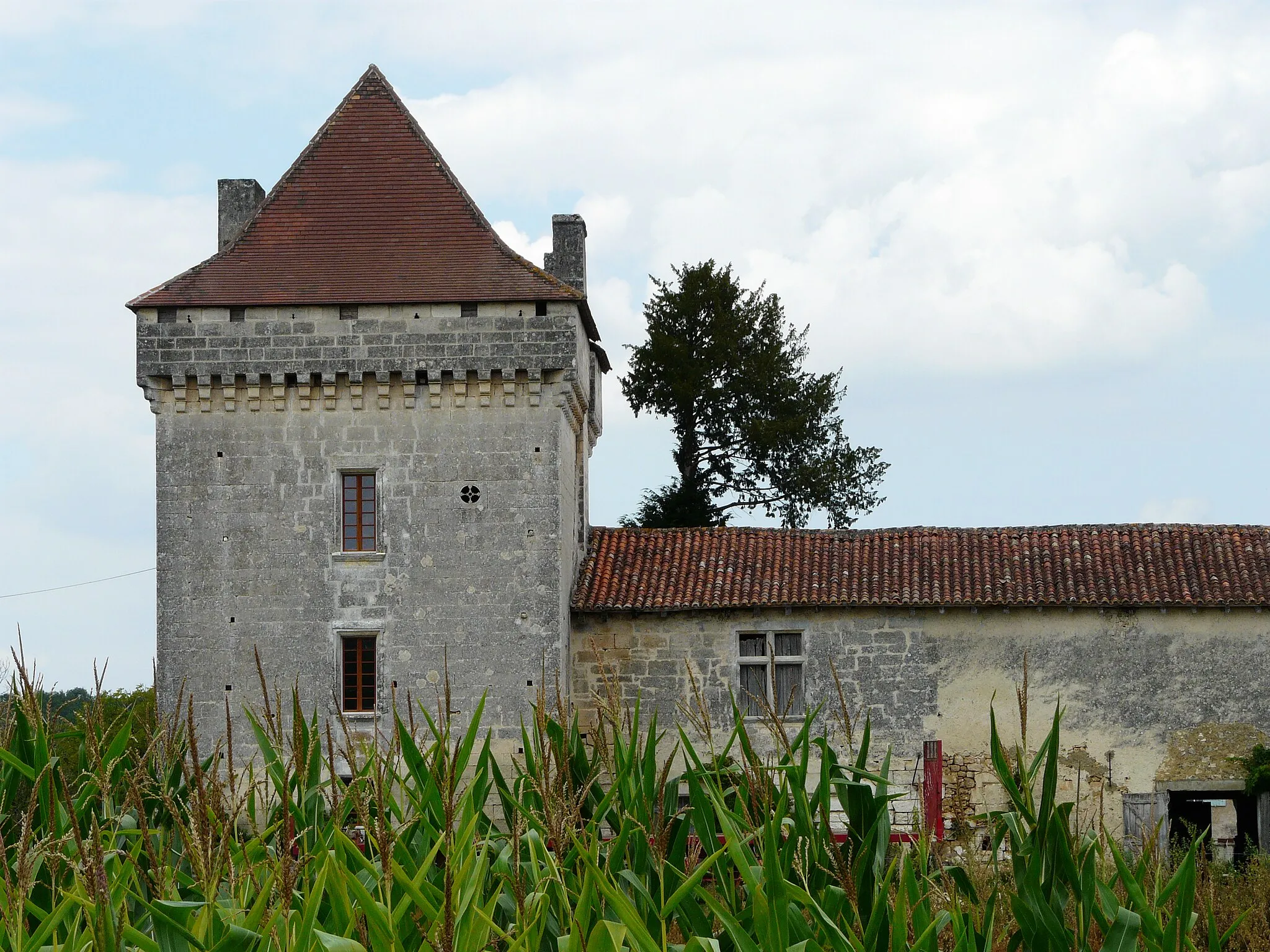 Photo showing: This building is inscrit au titre des monuments historiques de la France. It is indexed in the base Mérimée, a database of architectural heritage maintained by the French Ministry of Culture, under the reference PA00082851 .