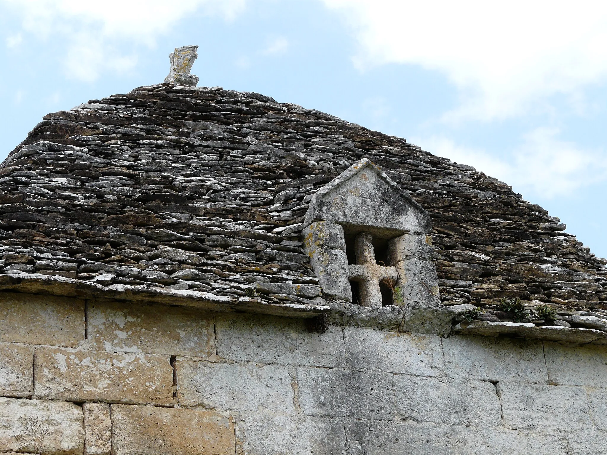 Photo showing: Le toit en lauzes du pigeonnier du château de Narbonne, Saint-Just, Dordogne, France.