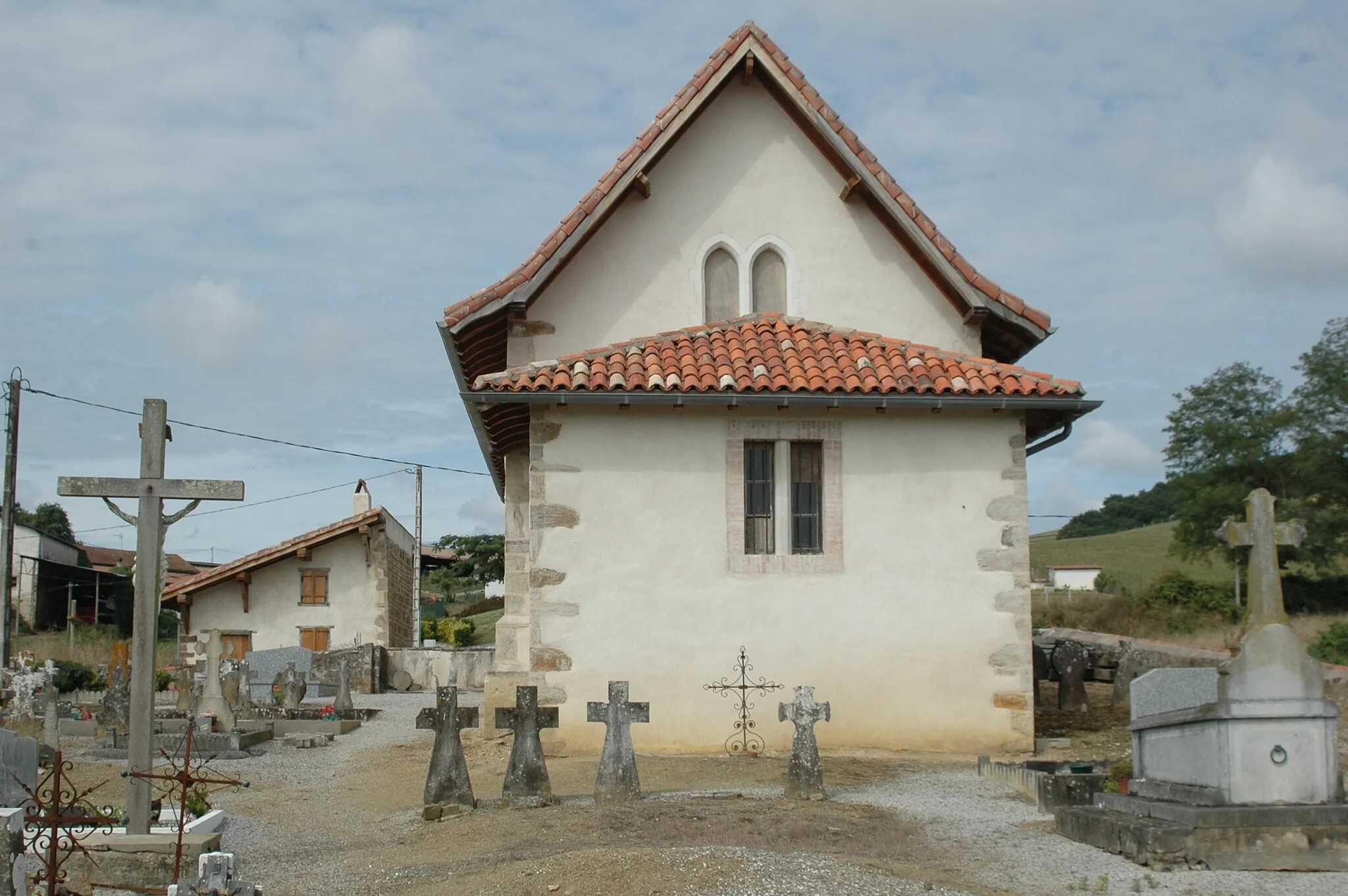 Photo showing: L'église de Succos, avec au fond, la benoîterie et son fronton