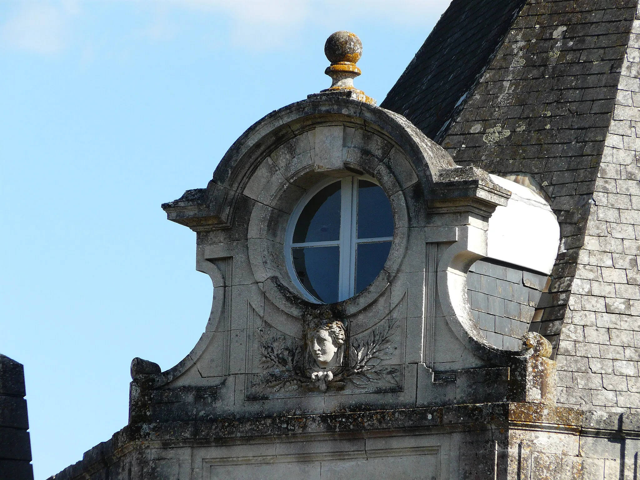Photo showing: Lucarne du pavillon d'entrée du château de Tiregand, Creysse, Dordogne, France.