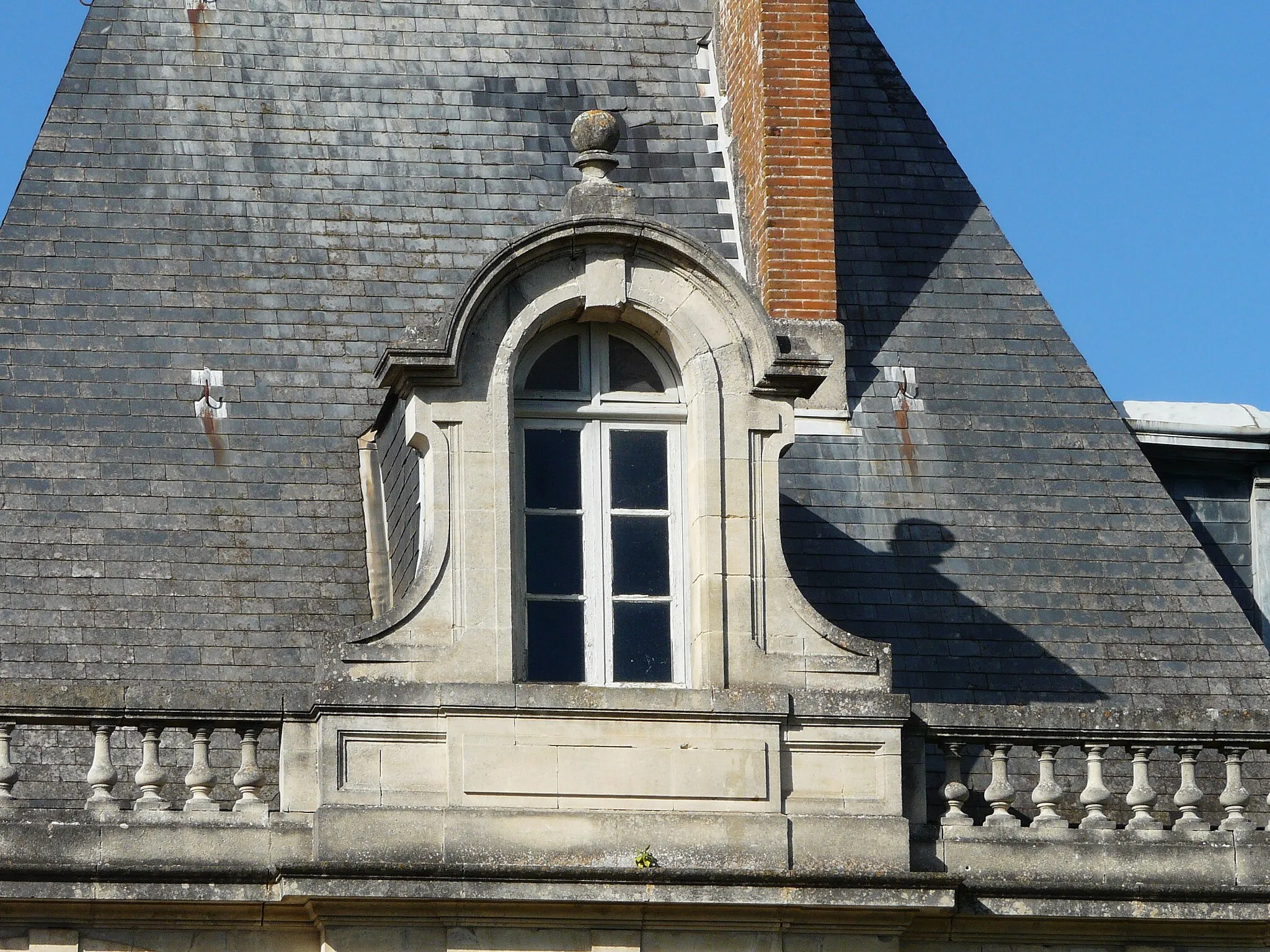 Photo showing: Lucarne du pavillon d'angle sud-est, château de Tiregand, Creysse, Dordogne, France.