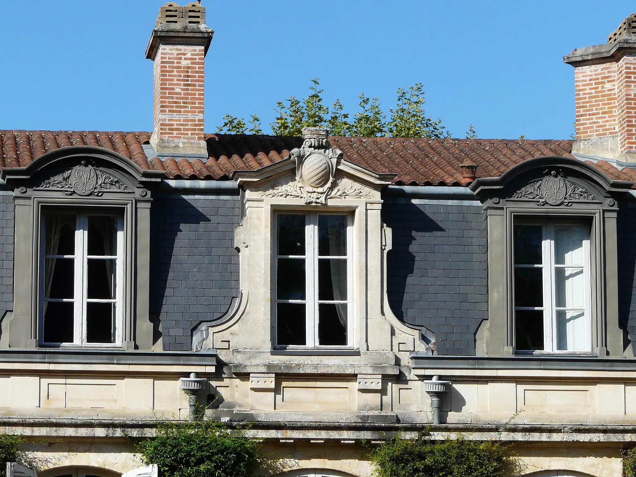 Photo showing: Lucarnes de la façade sud du château de Tiregand, Creysse, Dordogne, France.