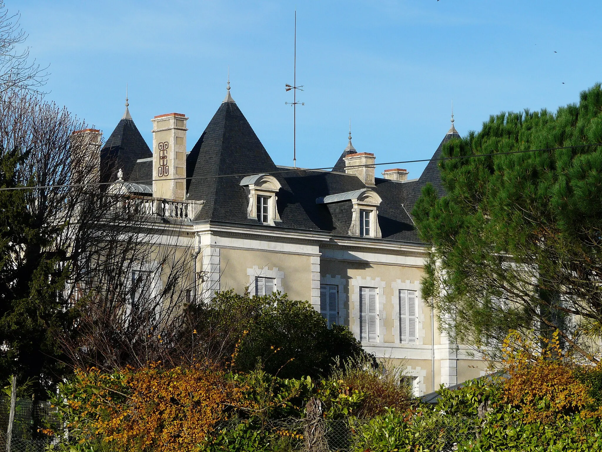 Photo showing: Le château de Pouzelande, Notre-Dame-de-Sanilhac, Dordogne, France.