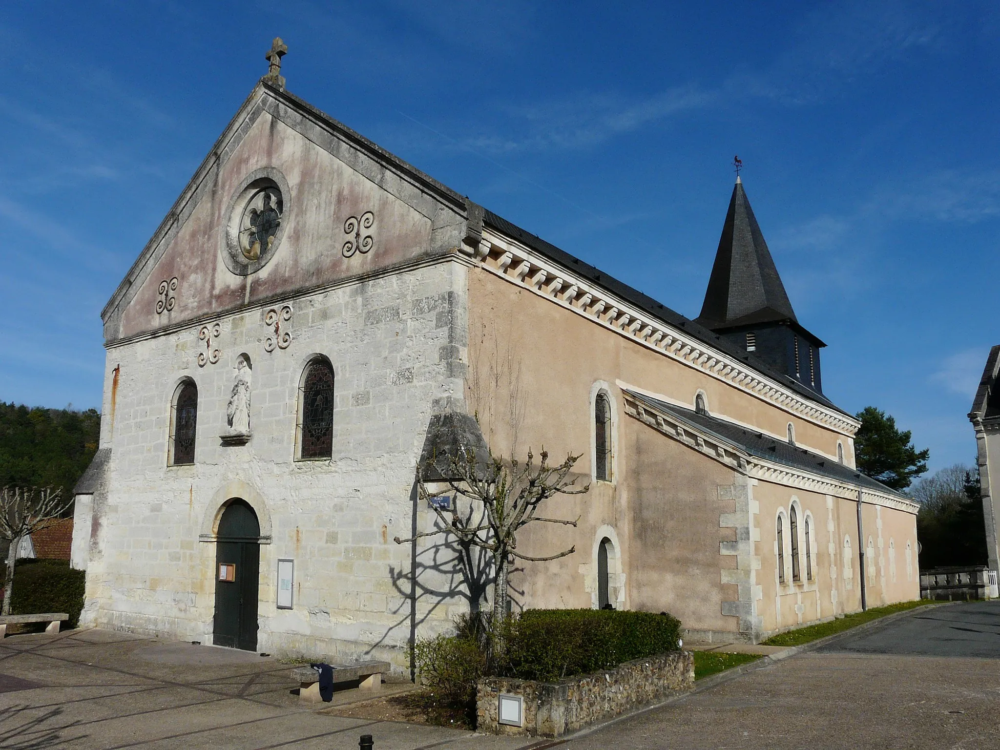 Photo showing: L'angle sud de l'église Notre-Dame-des-Vertus, Notre-Dame-de-Sanilhac, Dordogne, France.