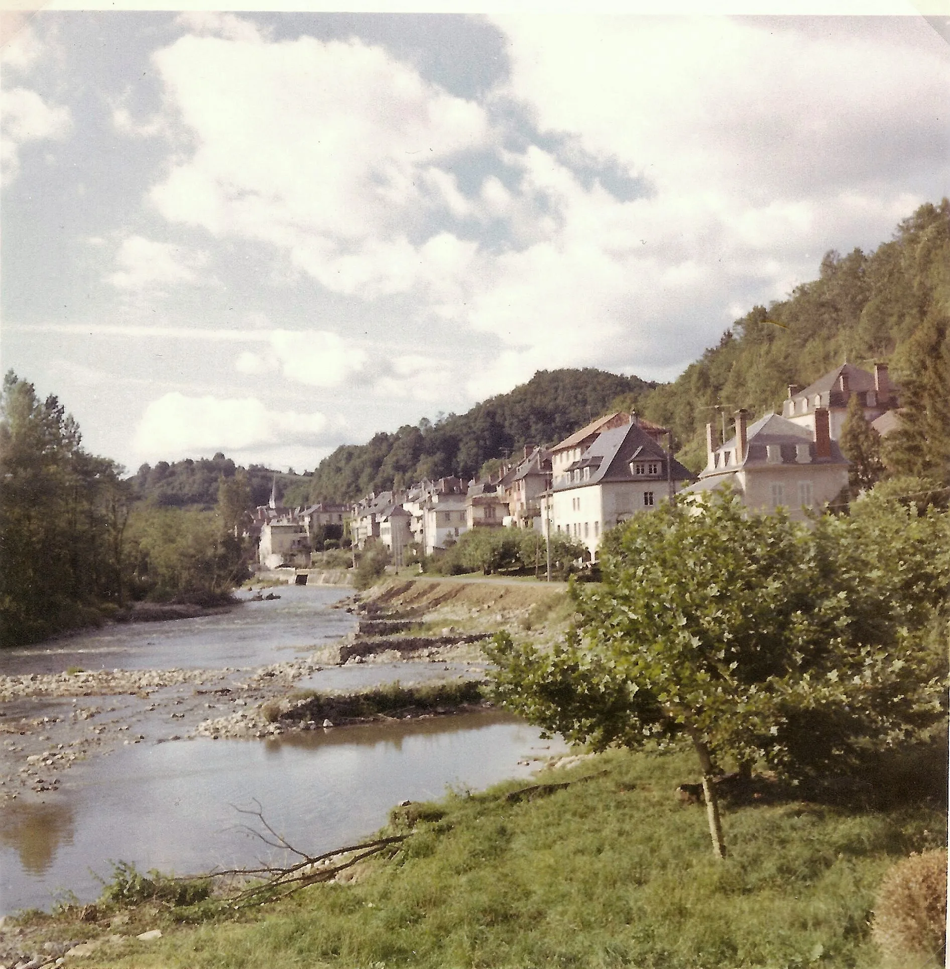 Photo showing: Saison River in Tardets (Pyrénées-Atlantiques, France).