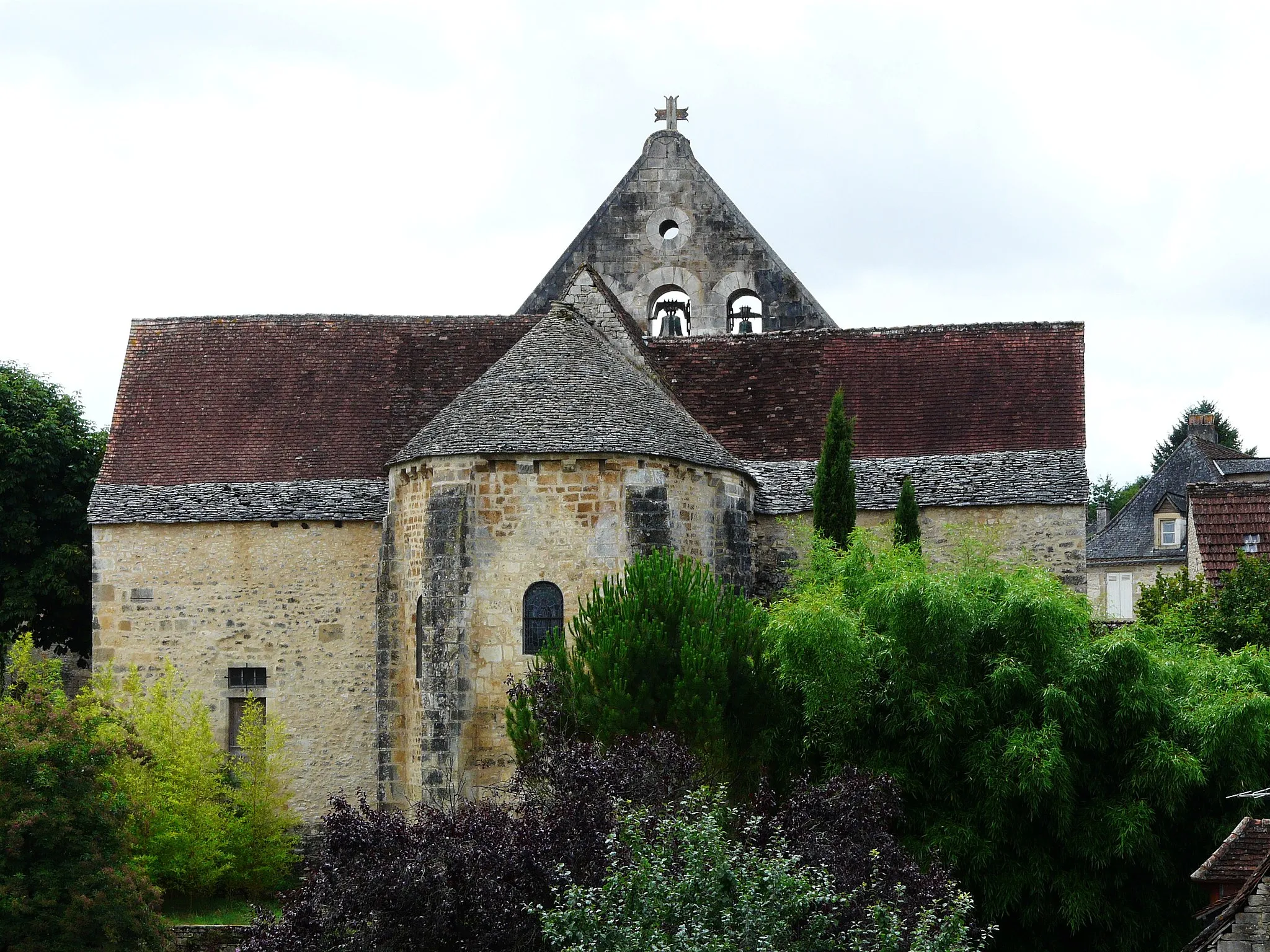 Photo showing: Le chevet de l'église Saint-Ours, Sainte-Orse, Dordogne, France