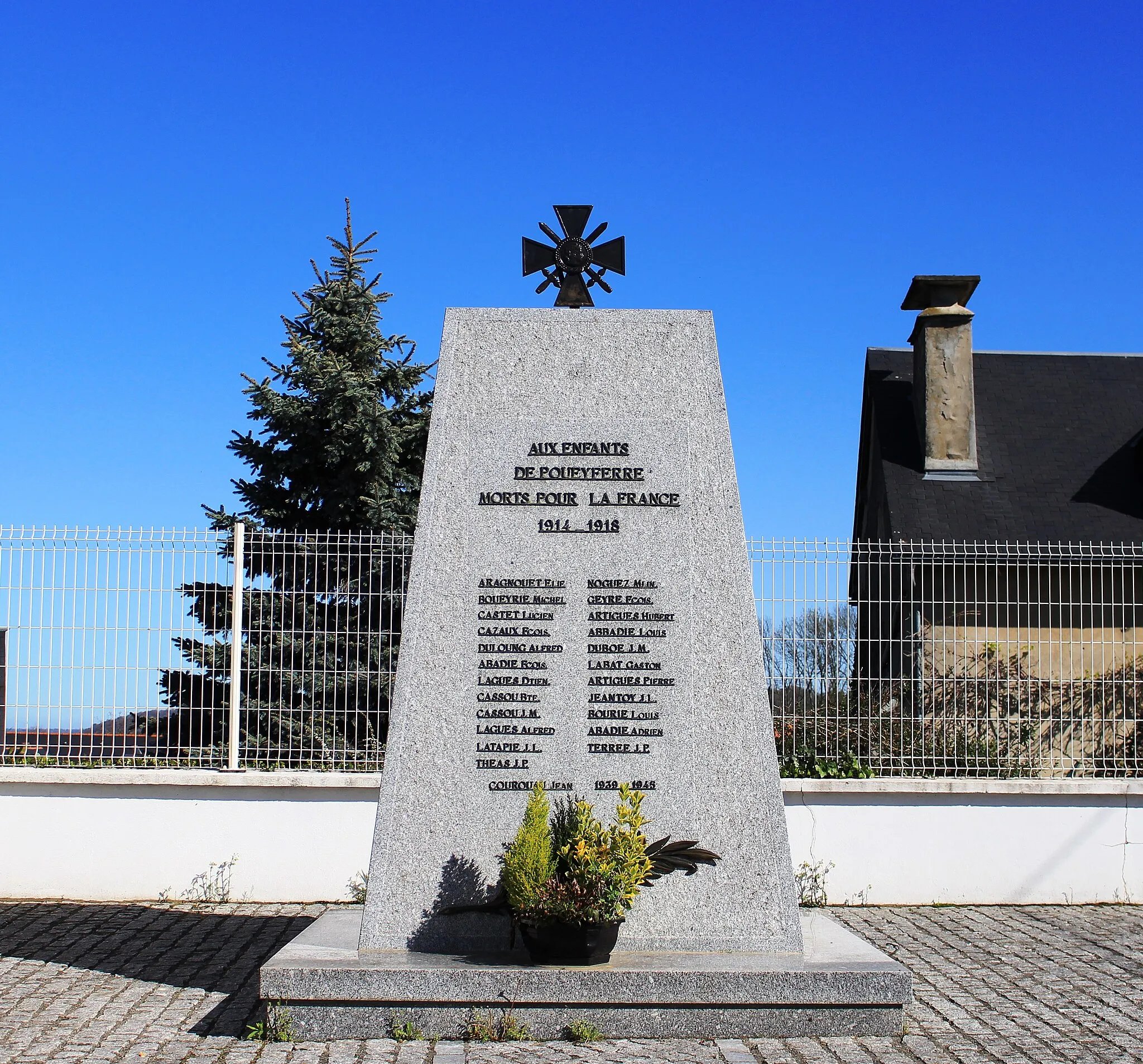 Photo showing: Monument aux morts de Poueyferré (Hautes-Pyrénées)