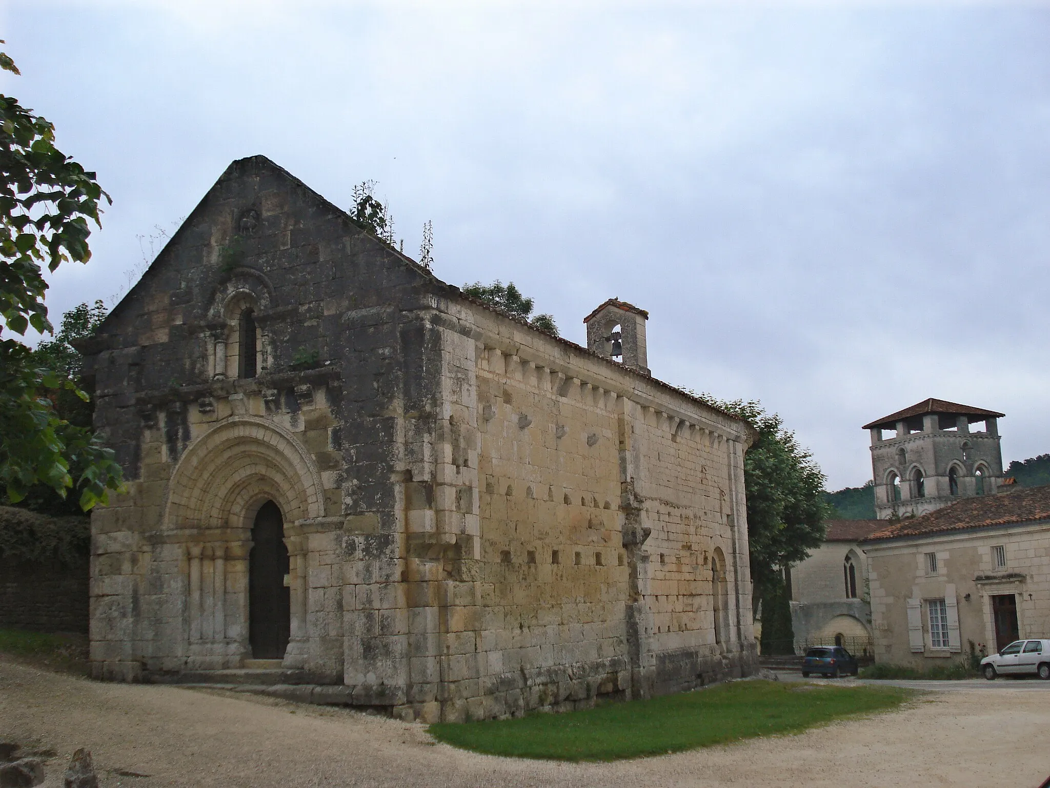 Photo showing: Chancelade (Dordogne - Fr), la Chapelle Saint Jean, in the background the abbaye.