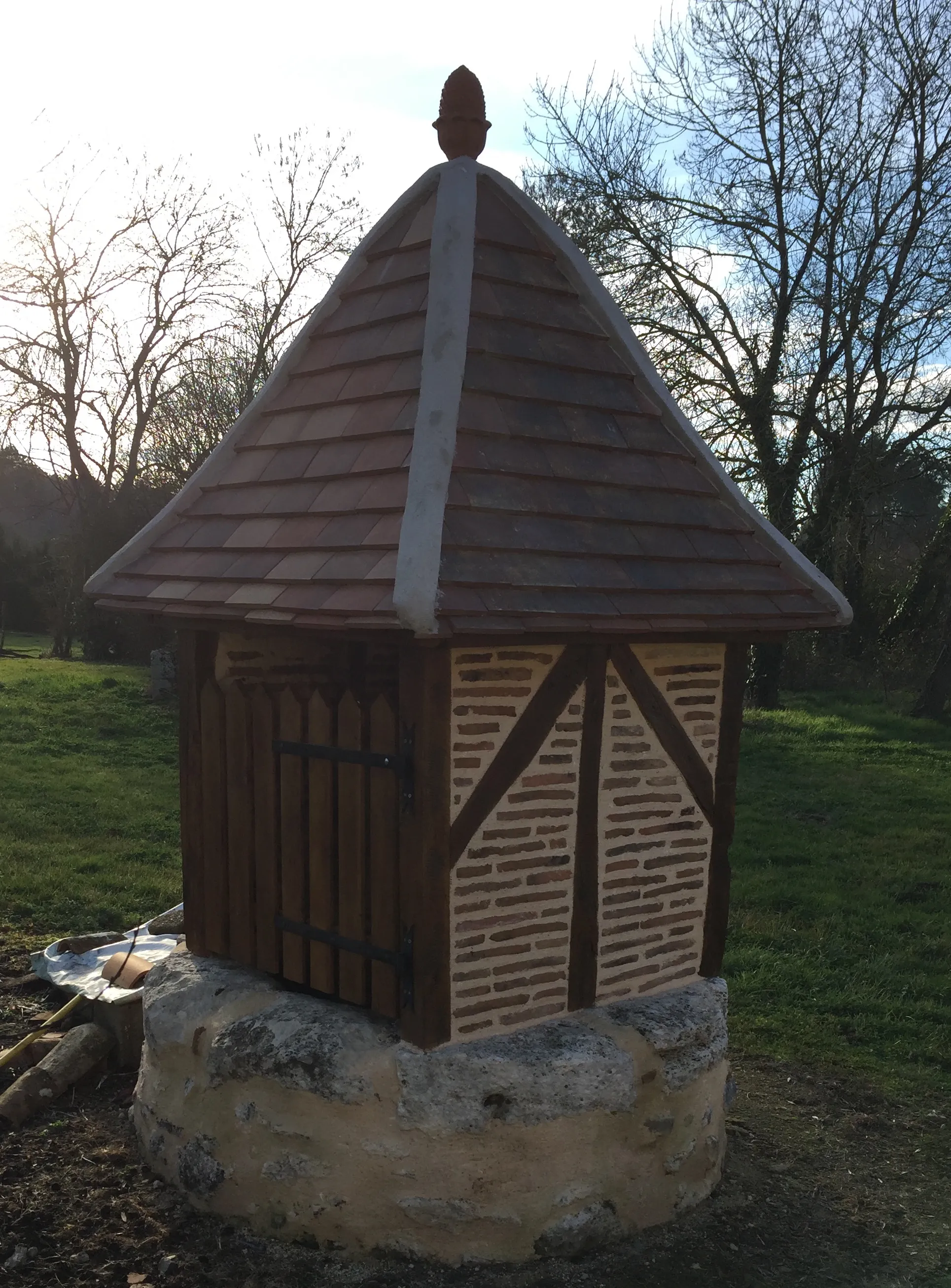 Photo showing: Puits couvert dans le hameau de Verrière sur la commune de Fraisse en Dordogne