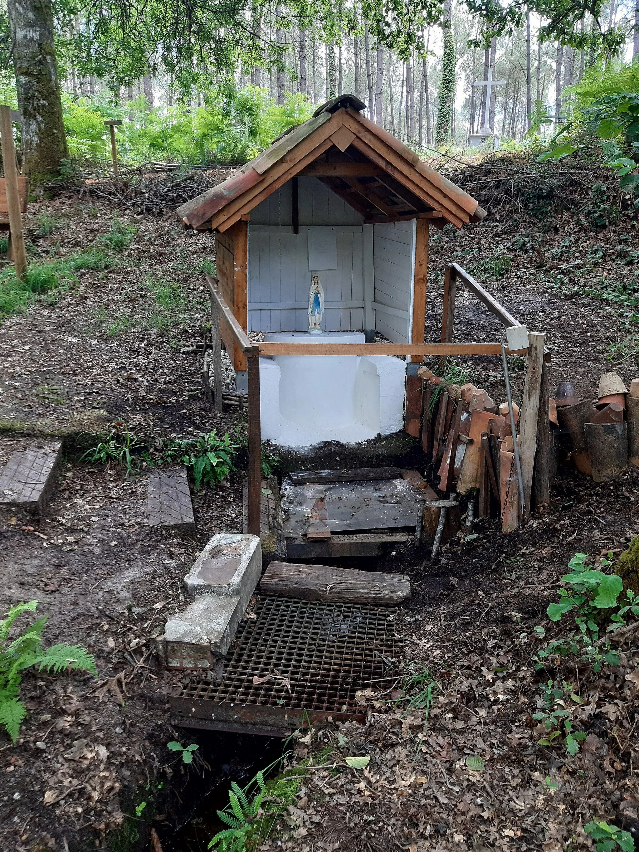 Photo showing: Fontaine / source Notre-Dame sur le site de la chapelle des Trois Fontaines à Ychoux (Landes, France)