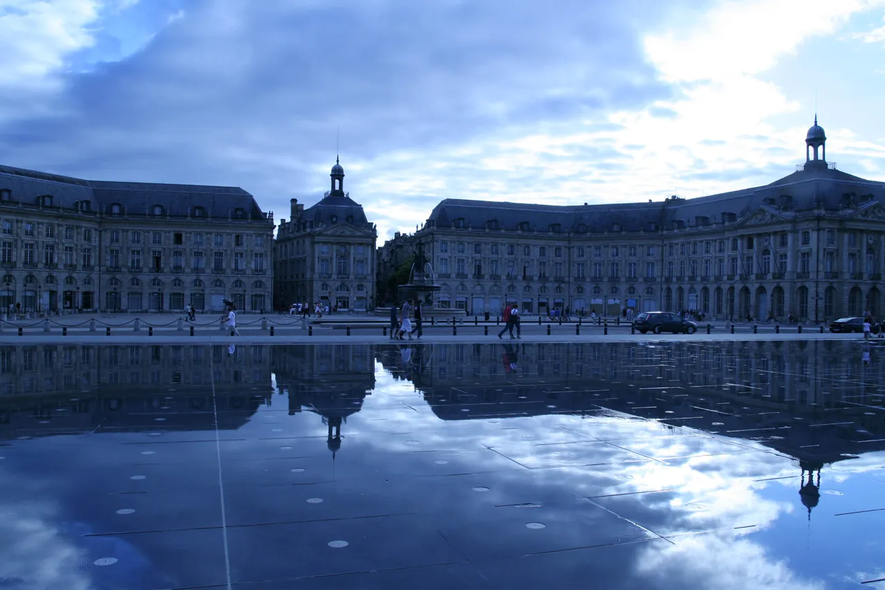 Photo showing: Miroir eau à Bordeaux