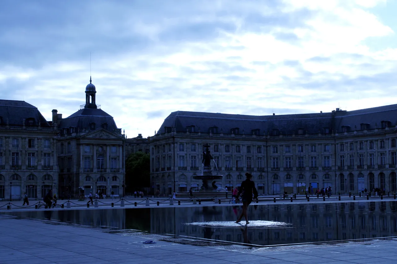 Photo showing: Miroir eau à Bordeaux