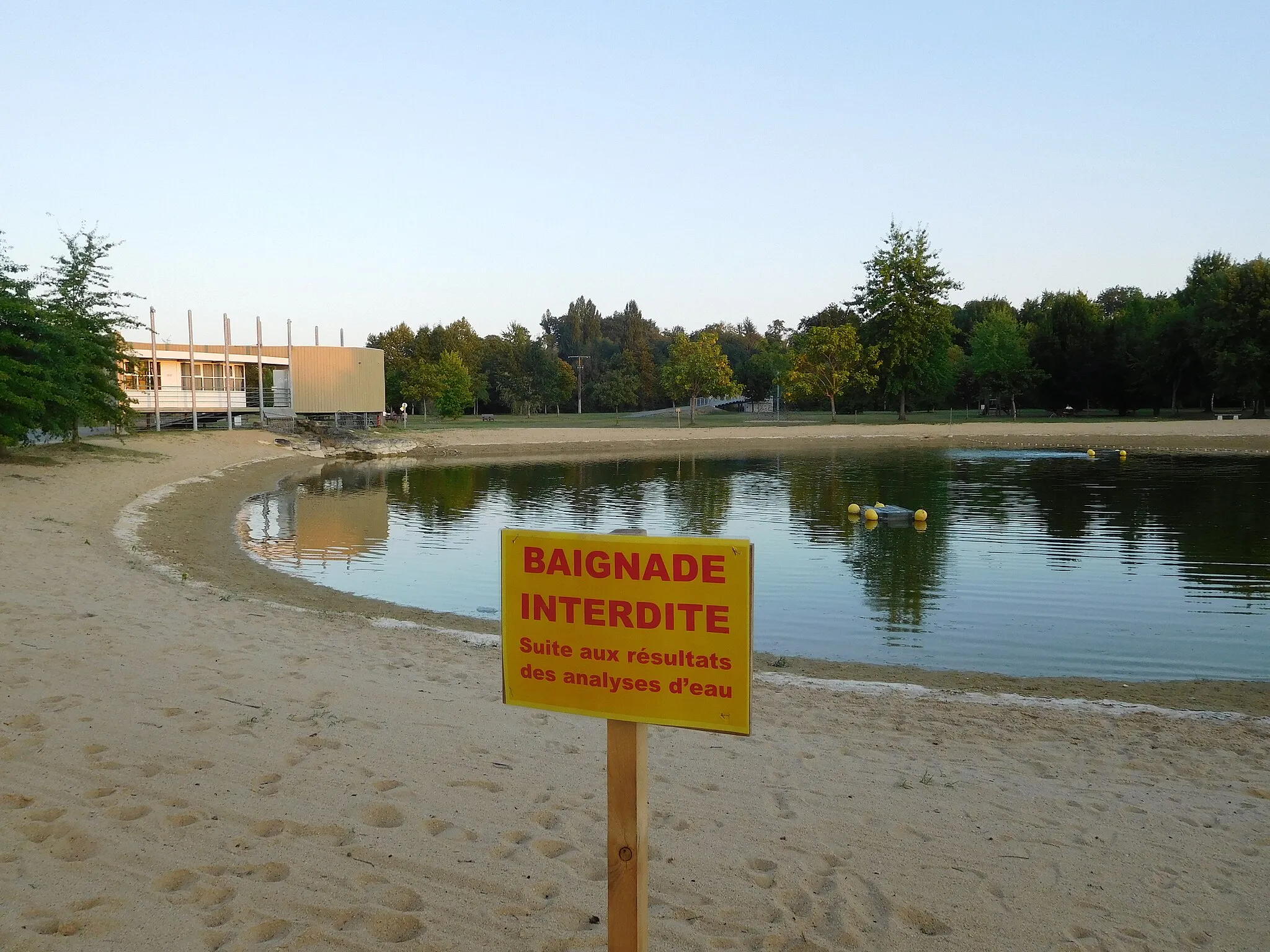 Photo showing: Sans doute à cause de la sécheresse de l'été 2019 en France, panneau « Baignade interdite suite aux résultats des analyses d'eau » ; zone de baignade surveillée, base nautique de Chandos, Montpon-Ménestérol, Dordogne, France.