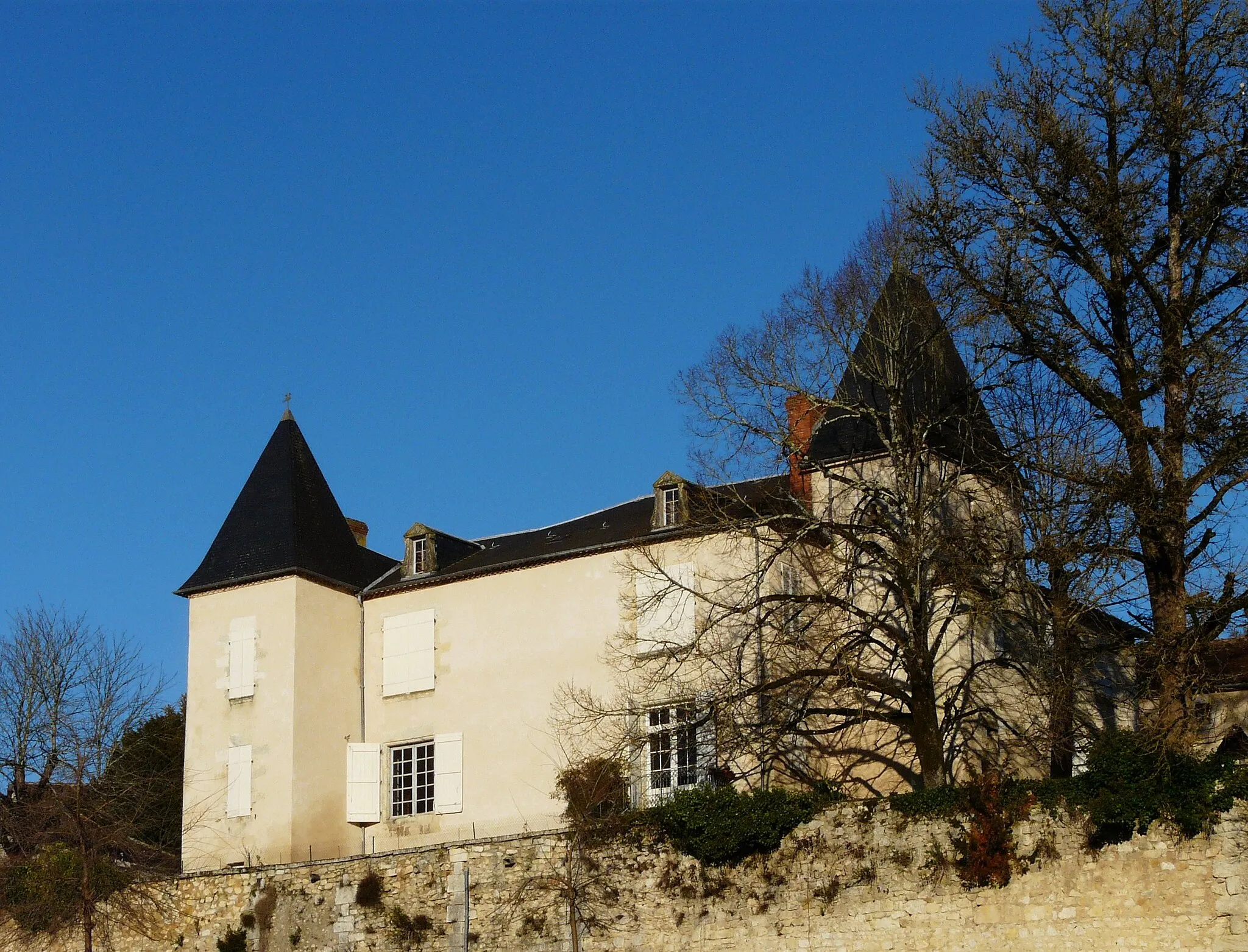 Photo showing: This building is indexed in the base Mérimée, a database of architectural heritage maintained by the French Ministry of Culture, under the reference IA24001118 .