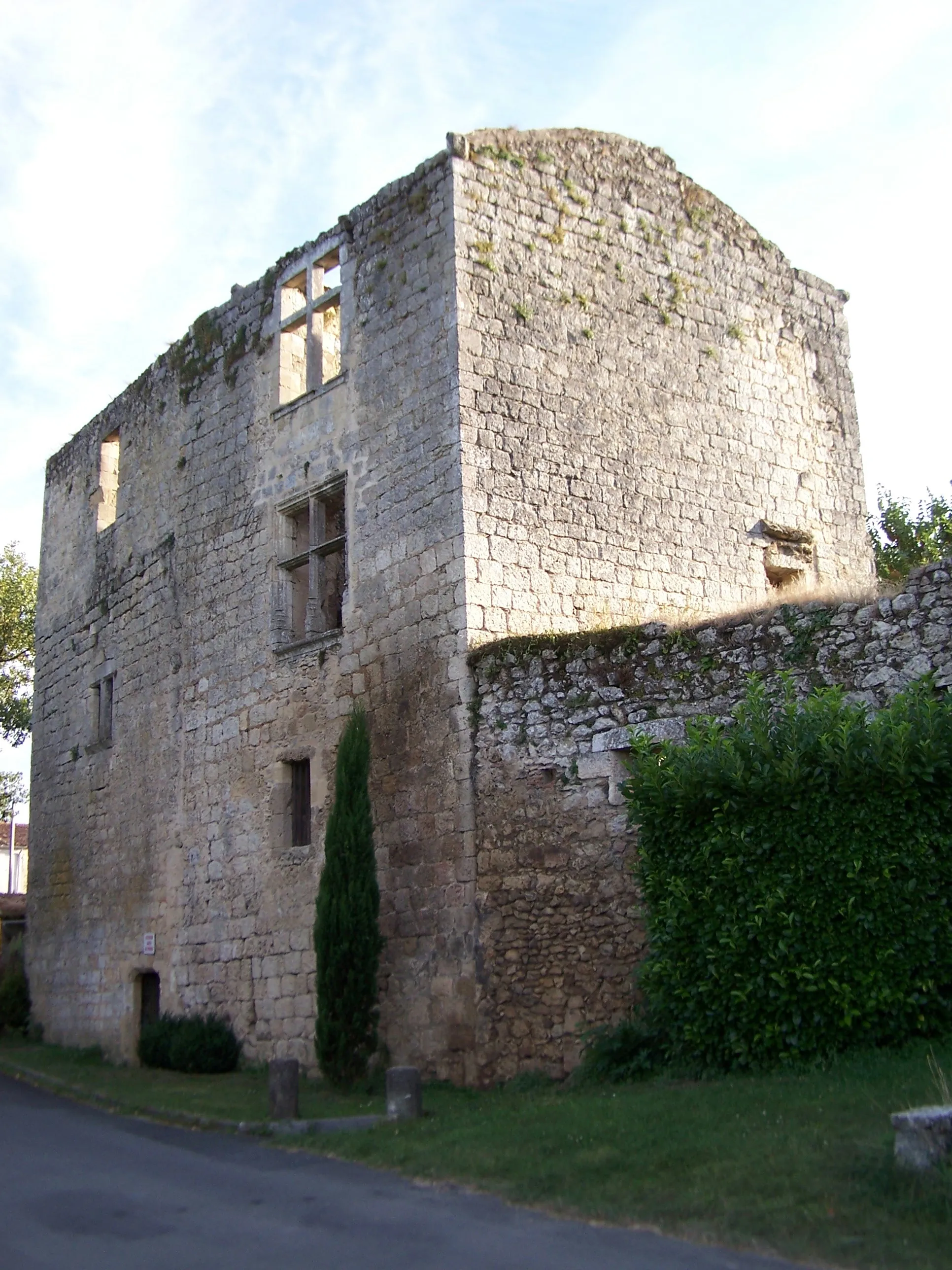Photo showing: This building is inscrit au titre des monuments historiques de la France. It is indexed in the base Mérimée, a database of architectural heritage maintained by the French Ministry of Culture, under the reference PA00083666 .