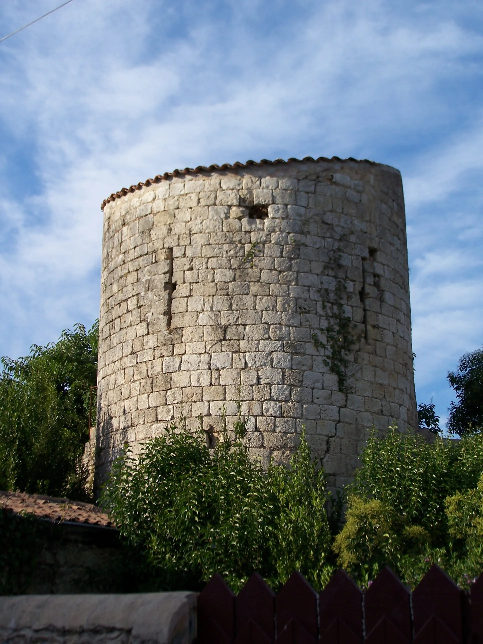 Photo showing: This building is inscrit au titre des monuments historiques de la France. It is indexed in the base Mérimée, a database of architectural heritage maintained by the French Ministry of Culture, under the reference PA00083666 .