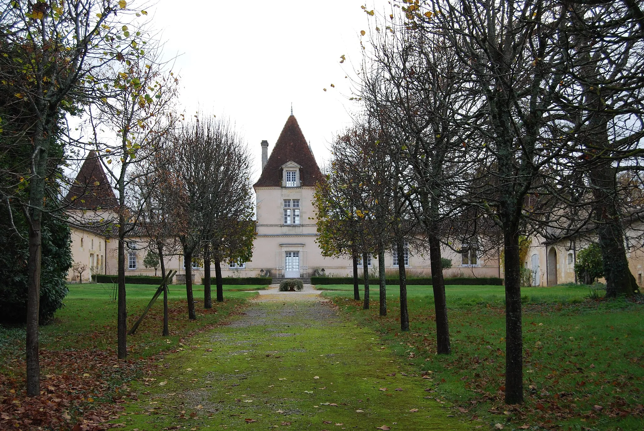 Photo showing: This building is indexed in the base Mérimée, a database of architectural heritage maintained by the French Ministry of Culture, under the reference PA00083128 .