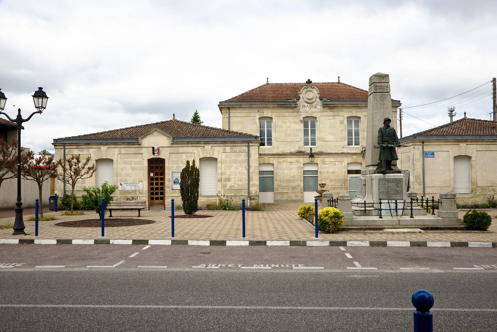 Photo showing: Town hall