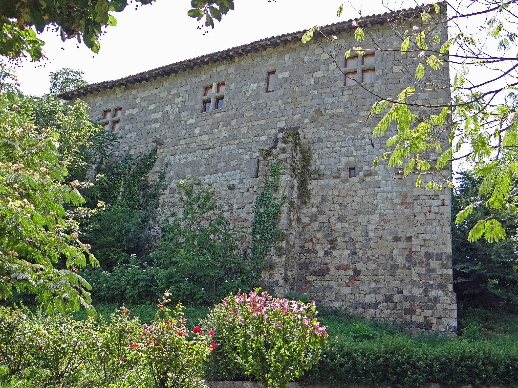 Photo showing: Château de Clermont-Dessous - Façade côté extérieur