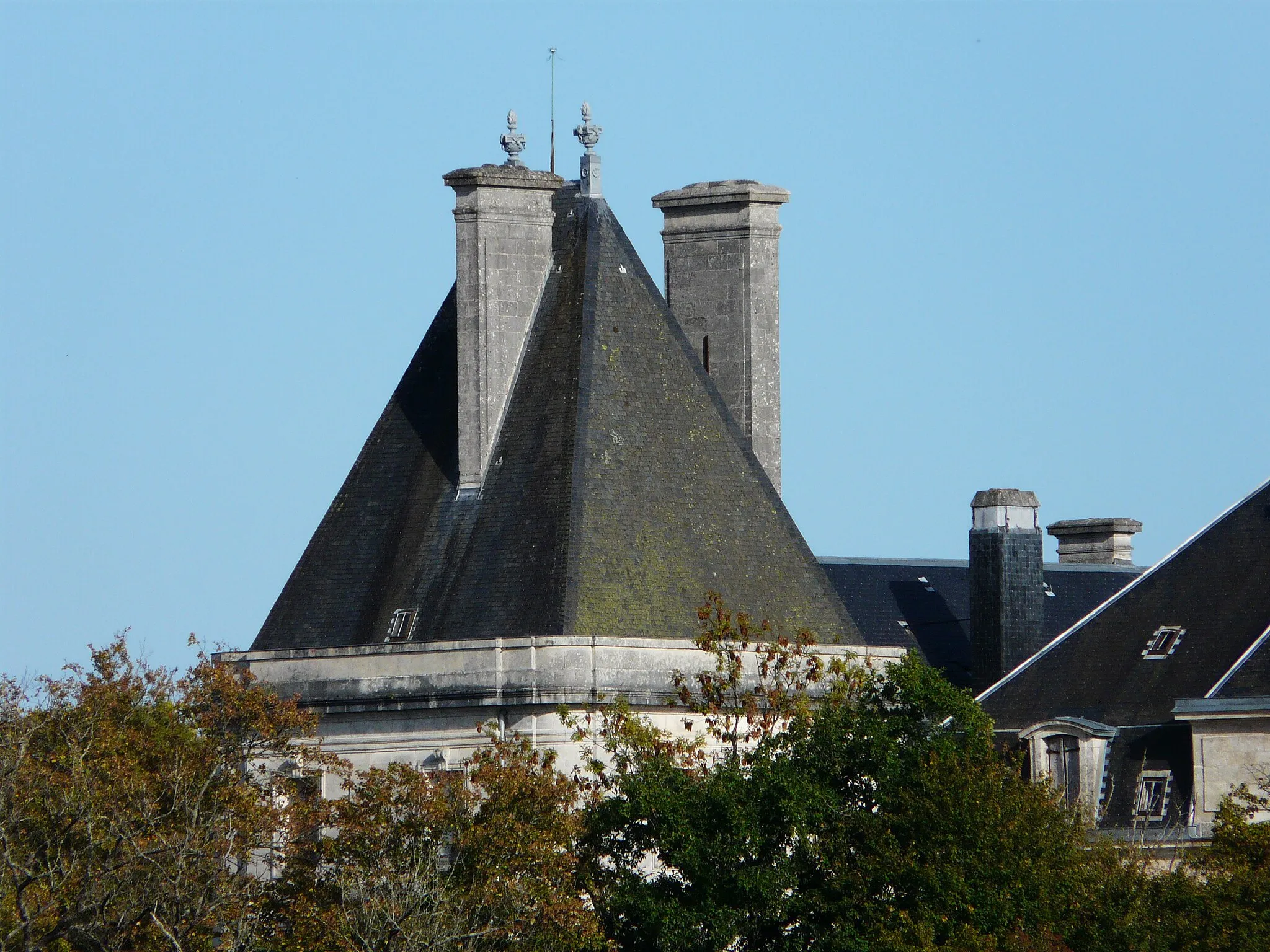 Photo showing: Le toit du pavillon nord, château de Fayolle, Tocane-Saint-Apre, Dordogne, France