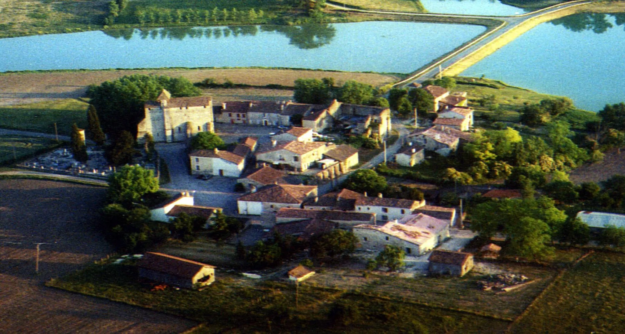 Photo showing: Village de Villeneuve de Mézin vu depuis un ULM