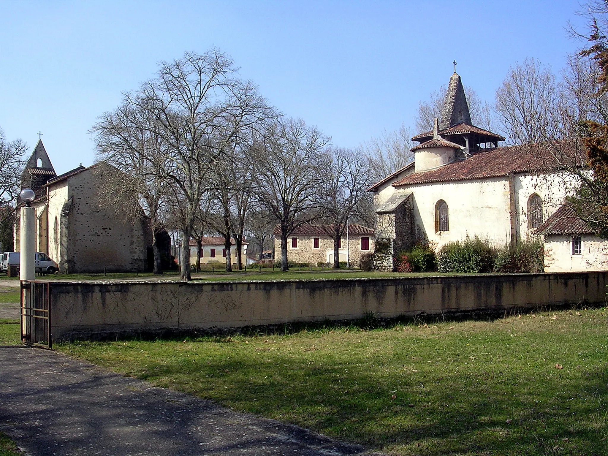 Photo showing: Les deux églises de Moustey (Saint Martin à gauche, Notre-Dame à droite) dans le département français des Landes