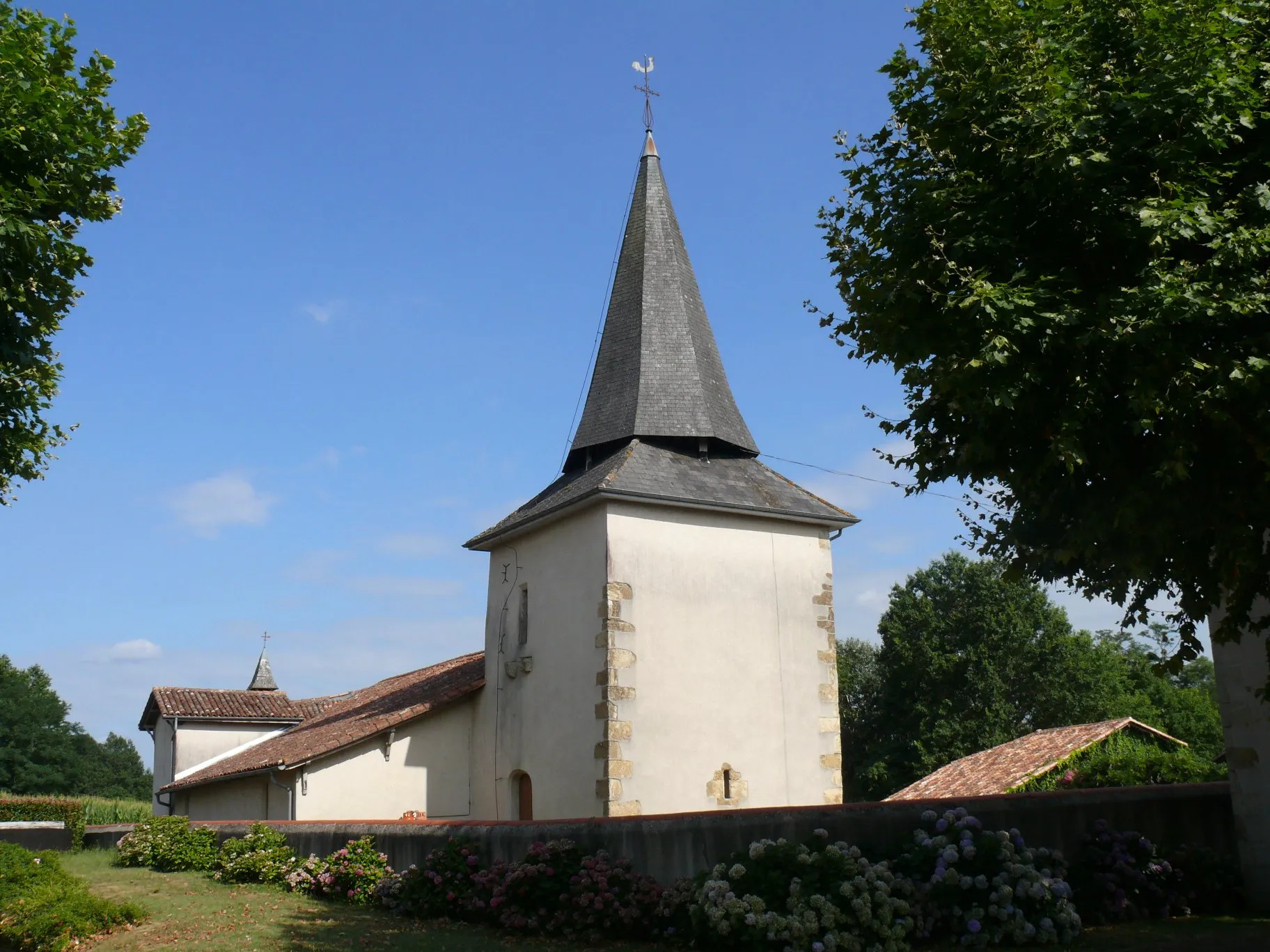 Photo showing: Saint-Laurent's church of Louer (Landes, Aquitaine, France).