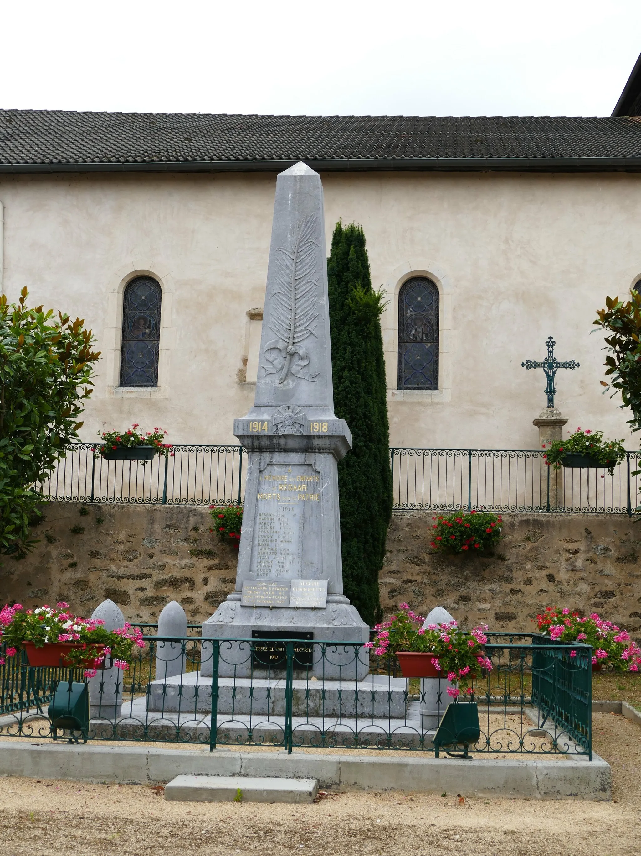 Photo showing: War memorial in Bégaar (Landes, Aquitaine, France).