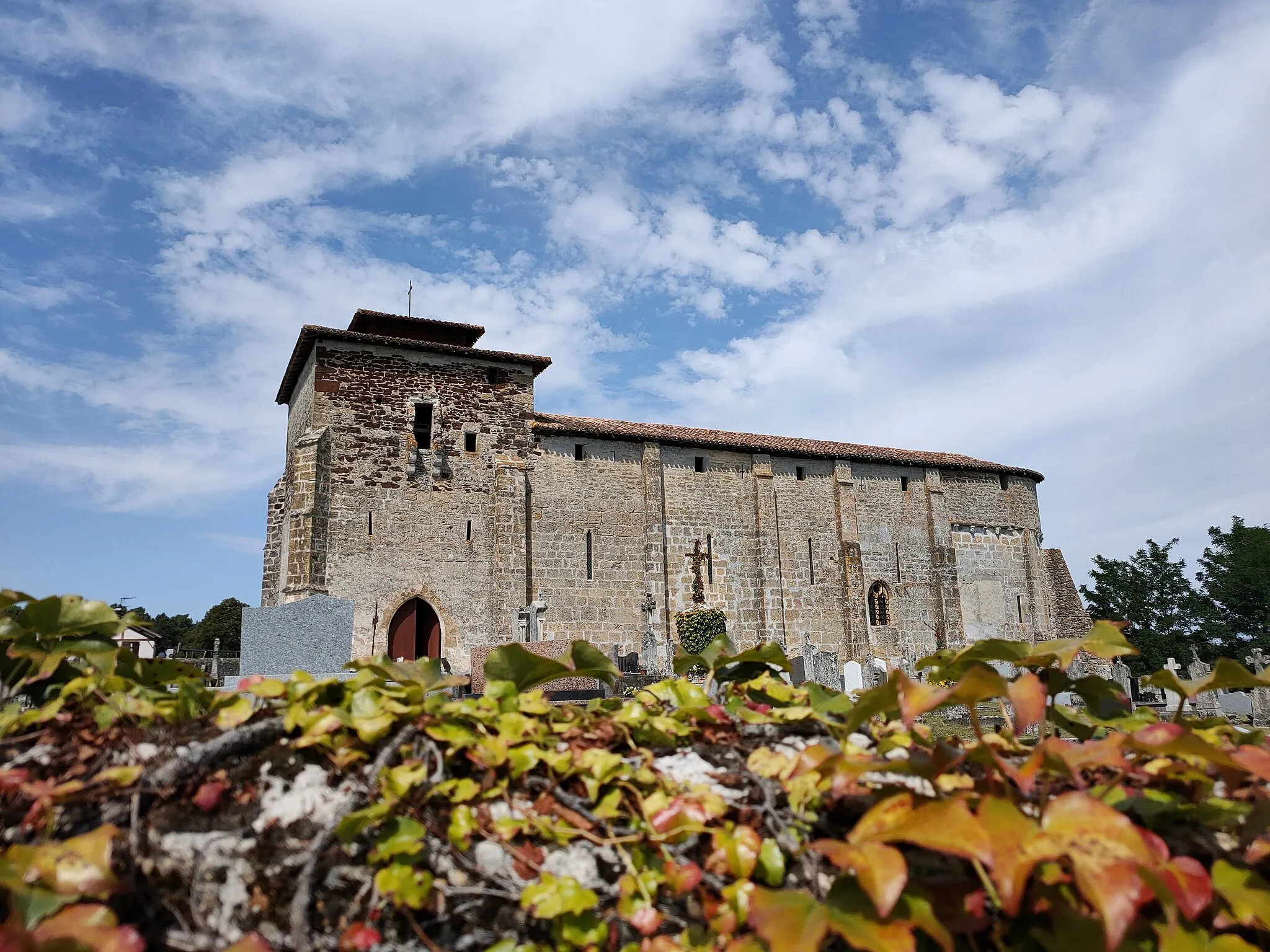 Photo showing: L'église , sa porte et son chemin de ronde.