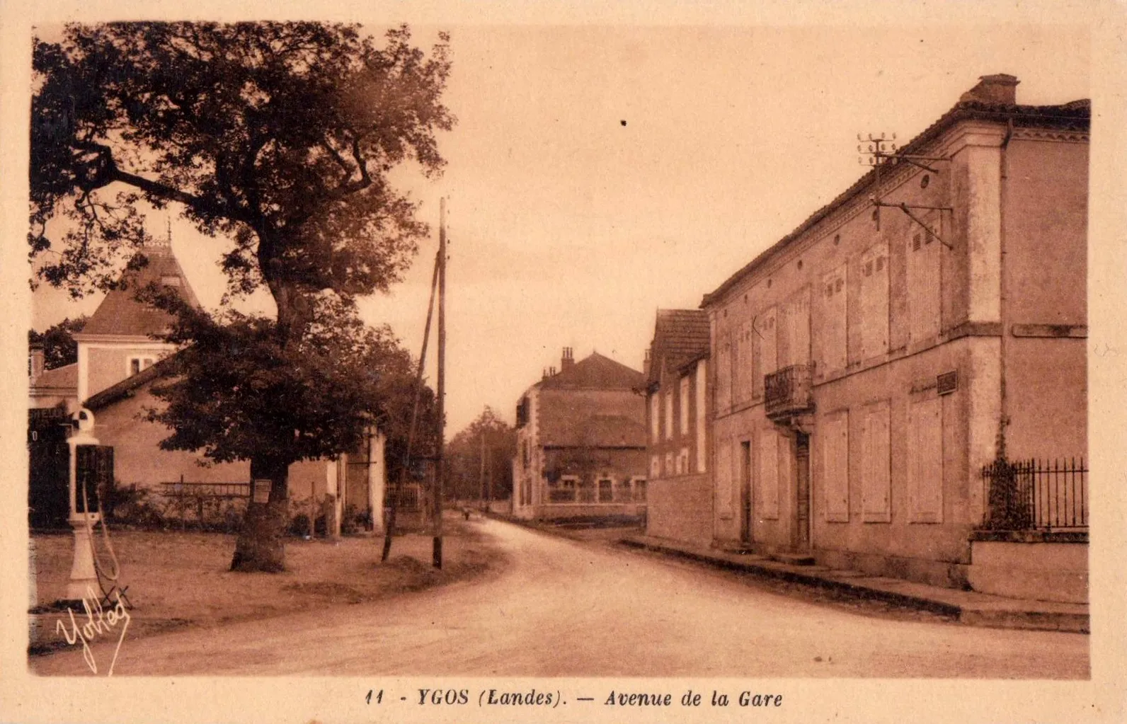 Photo showing: Ygos - avenue de la Gare