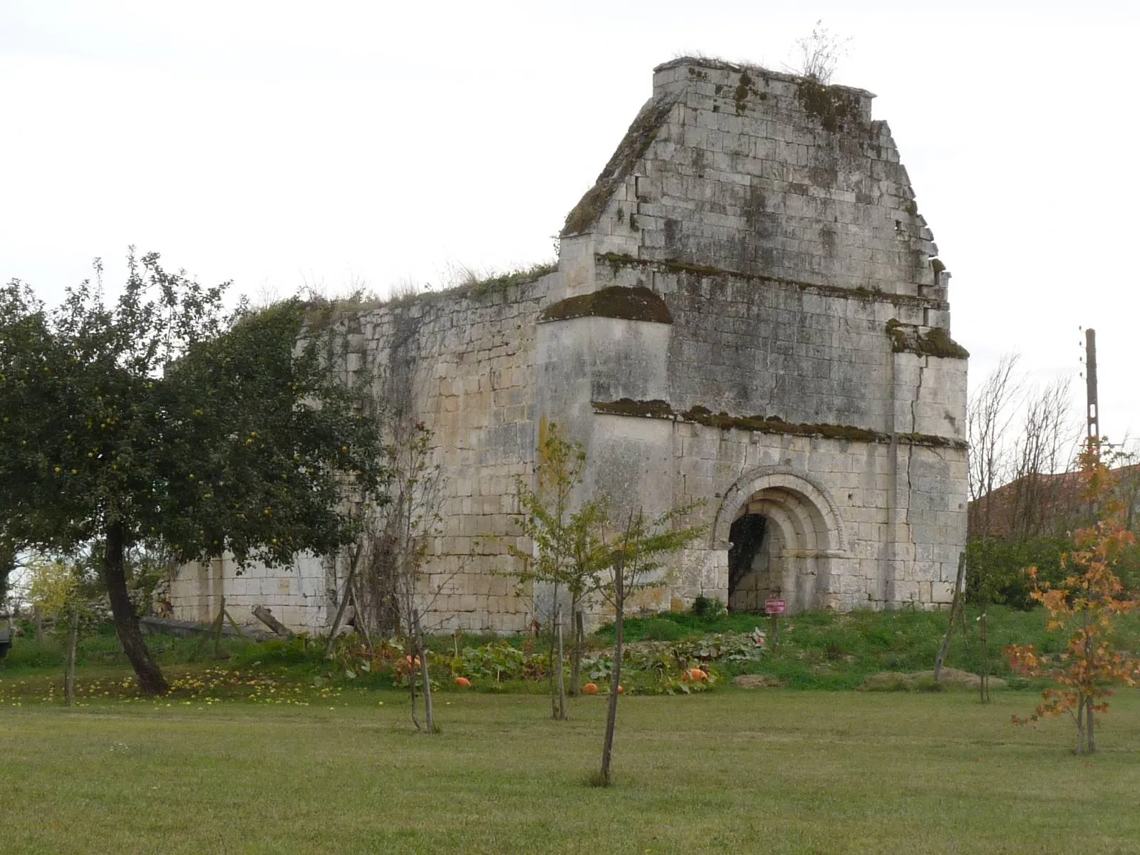 Photo showing: Vestiges de l'église de Saint-Priest-de-Mareuil, Dordogne, France.