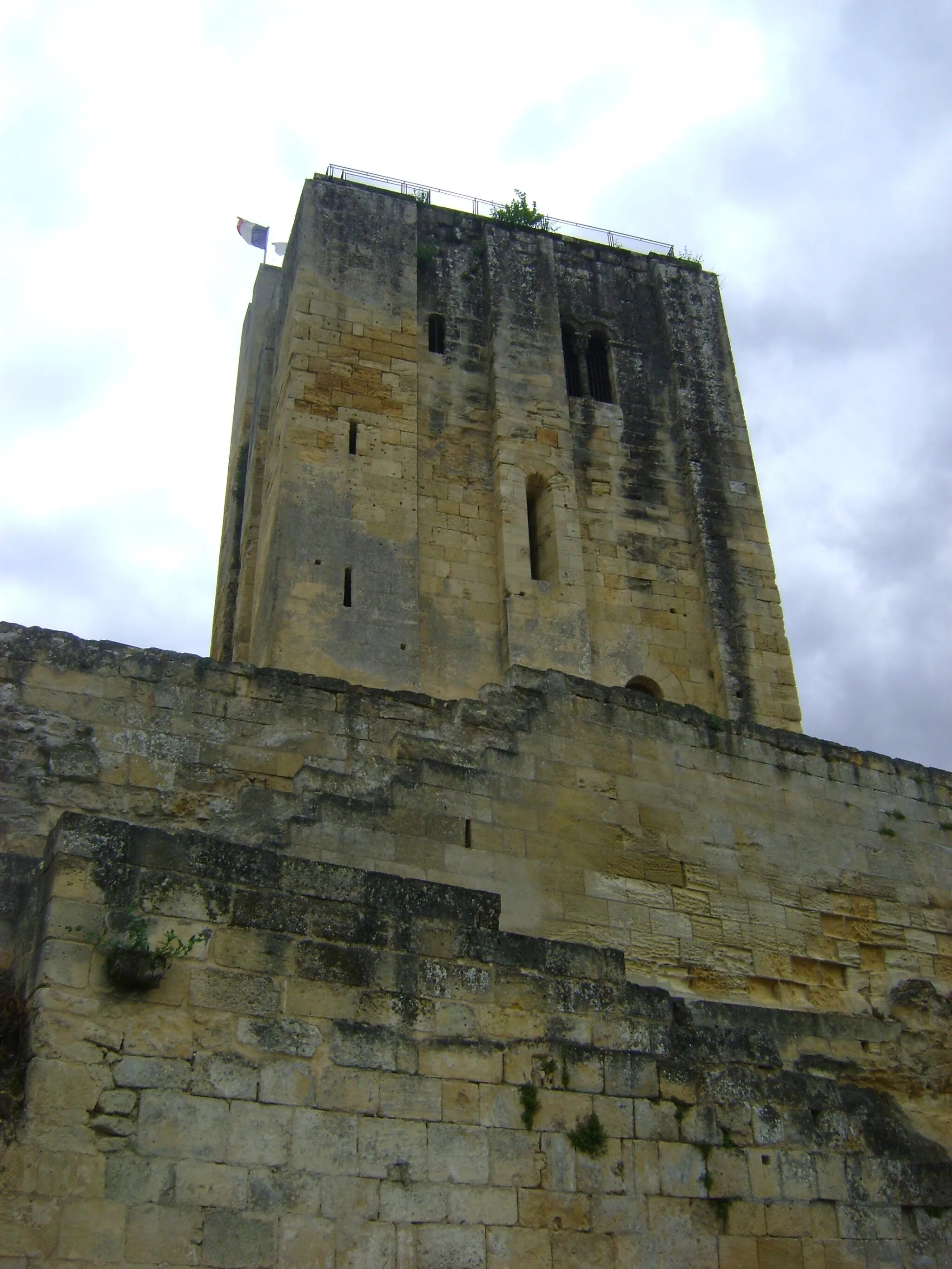 Photo showing: This building is indexed in the base Mérimée, a database of architectural heritage maintained by the French Ministry of Culture, under the reference PA00083726 .