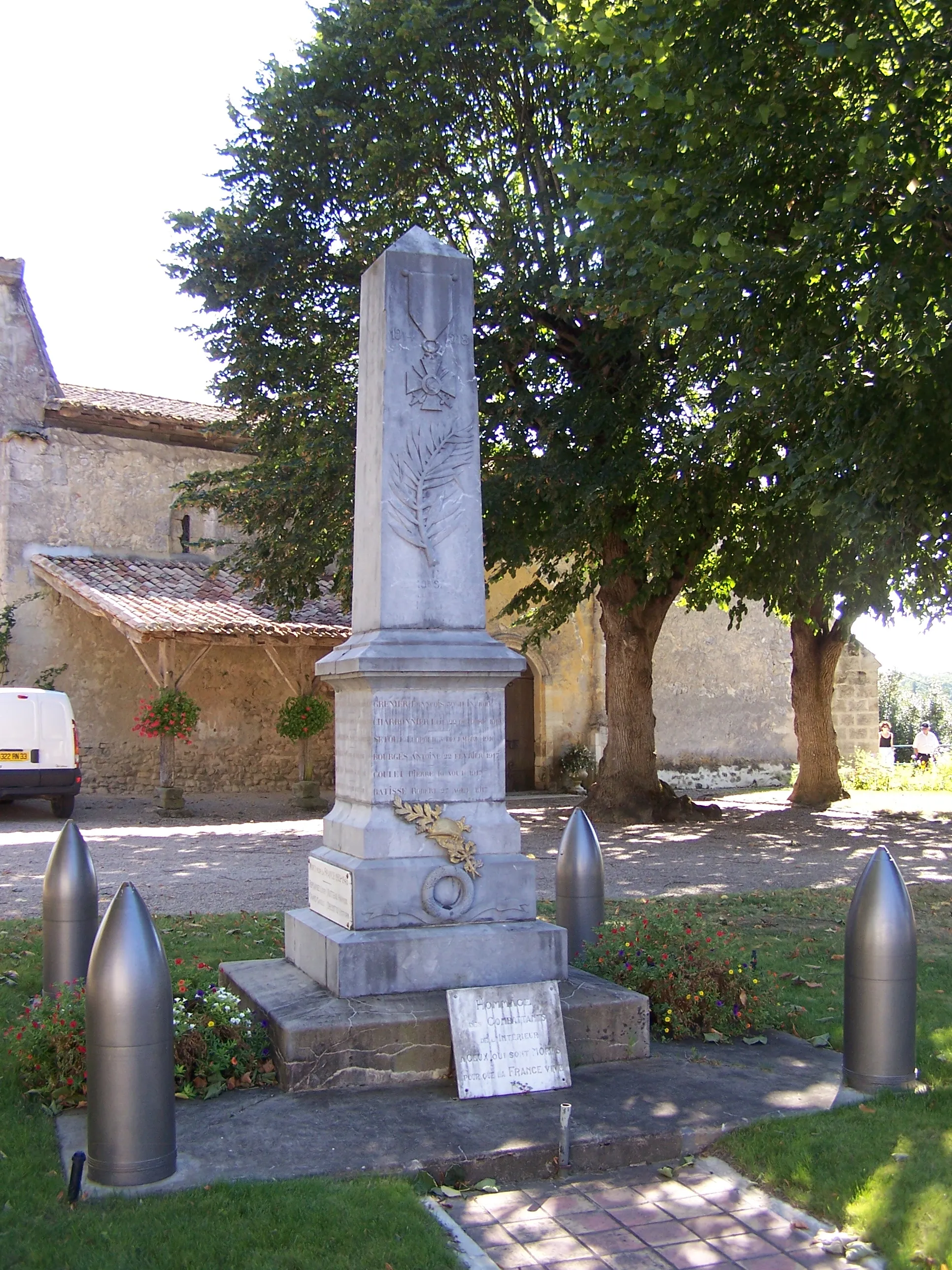 Photo showing: War memorial of Saint-Vivien-de-Monségur (Gironde, France)