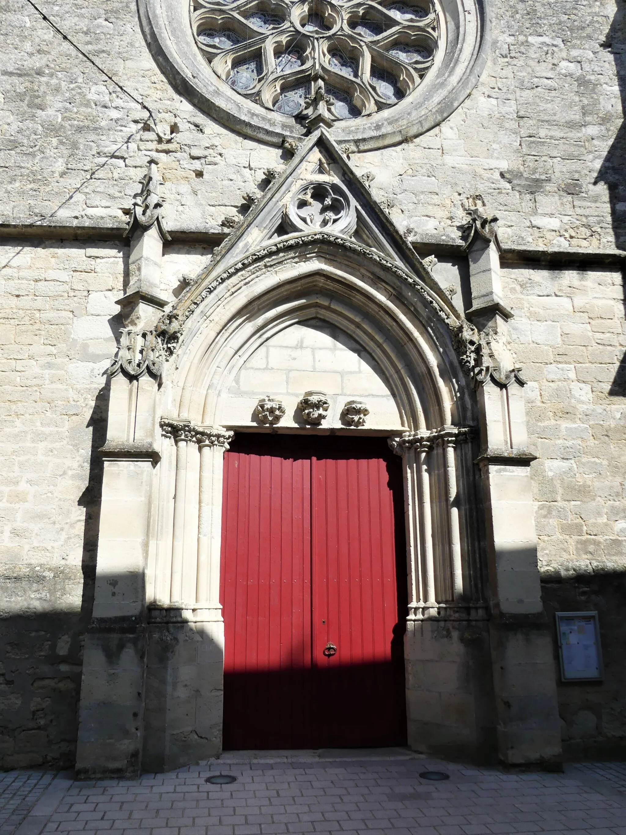 Photo showing: Le portail ouest, église de Monségur, Gironde, France.