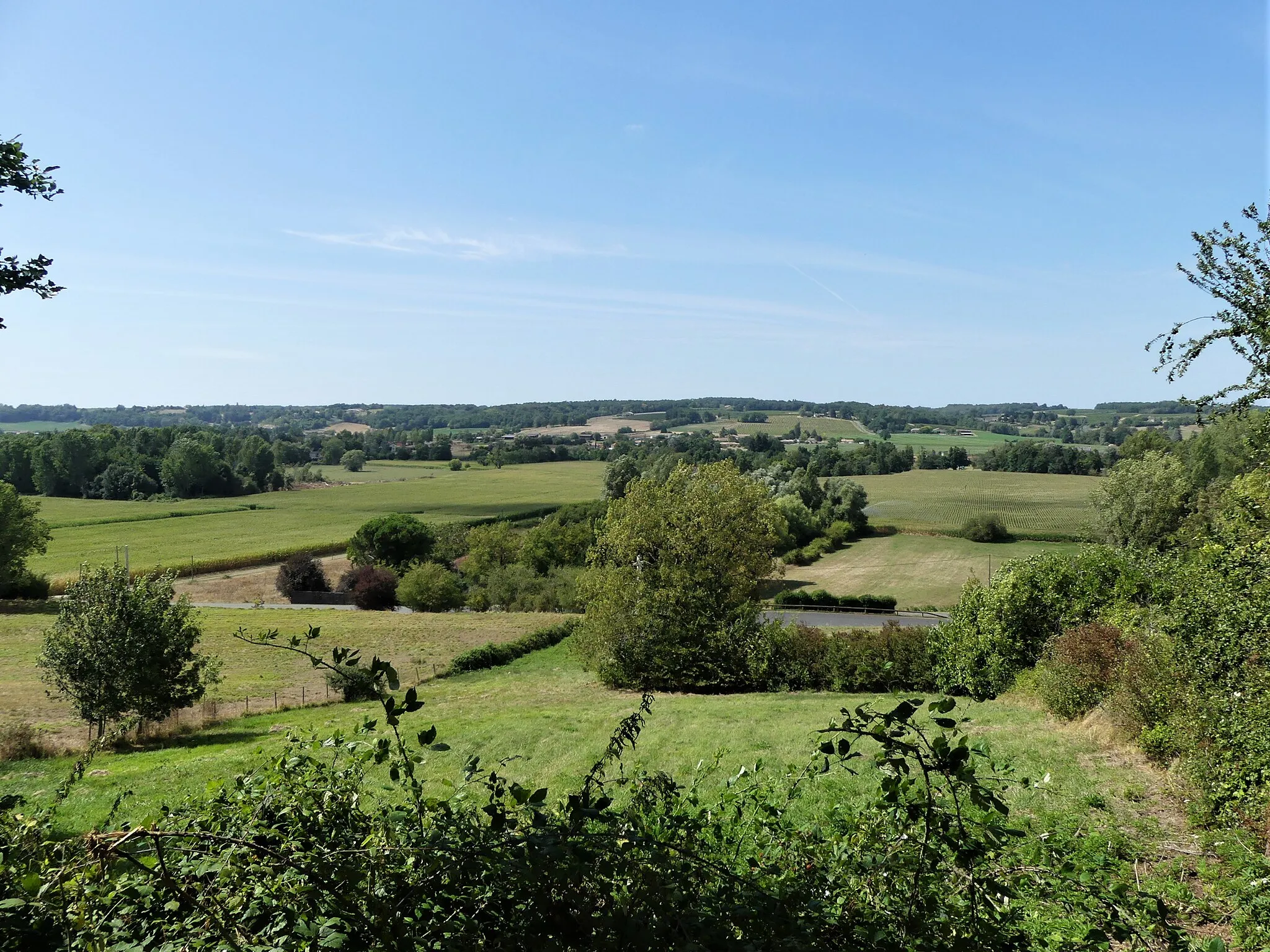 Photo showing: La vallée du Dropt, Le Puy, Gironde, France. Vue prise depuis le chemin de ronde nord de Monségur.