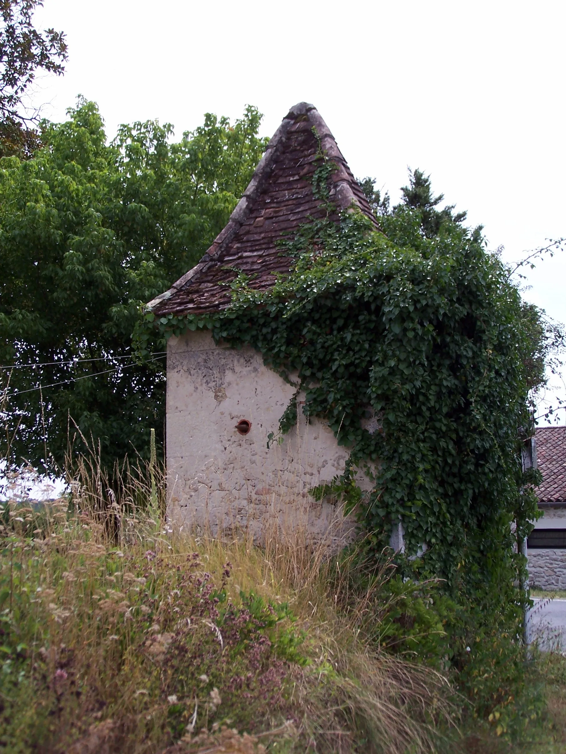 Photo showing: Dovecote tower of Martinaud in Mesterrieux (Gironde, France)