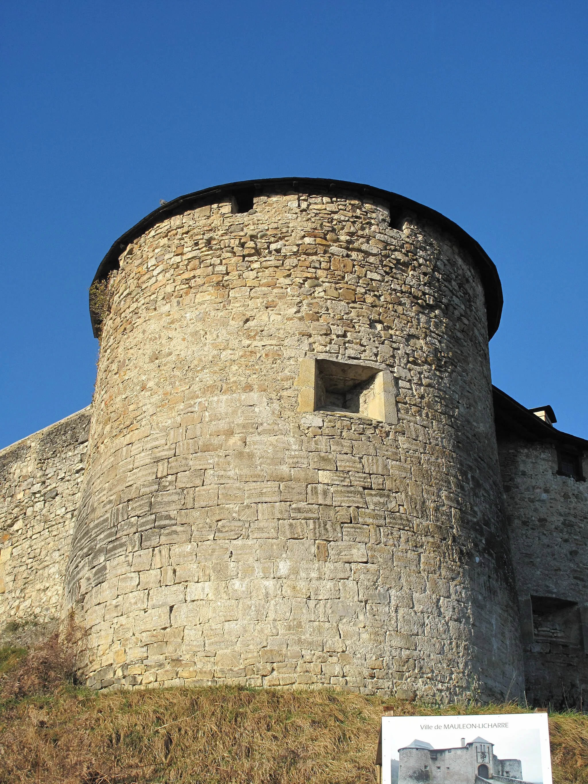 Photo showing: The North-East tower of the castle of Mauléon-Licharre, (Pyrénées-Atlantiques, France).