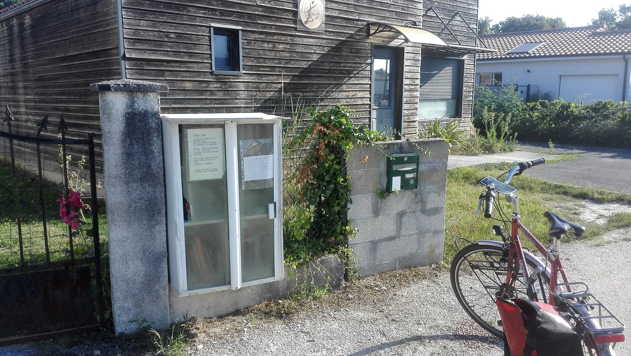 Photo showing: Saint-Aubin-de-Médoc - rue Émile Zola - boite à livres