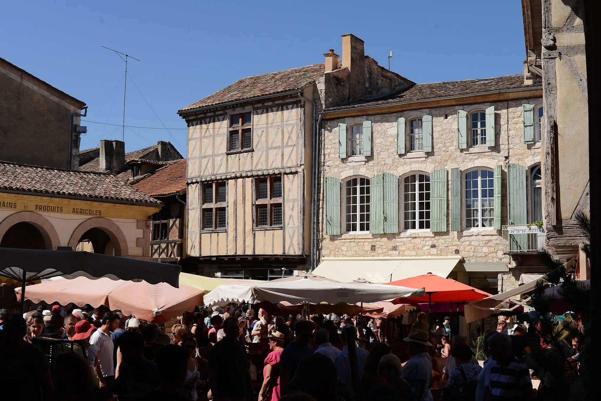 Photo showing: Place de l'église de Issigeac, un jour de marché (août 2016)