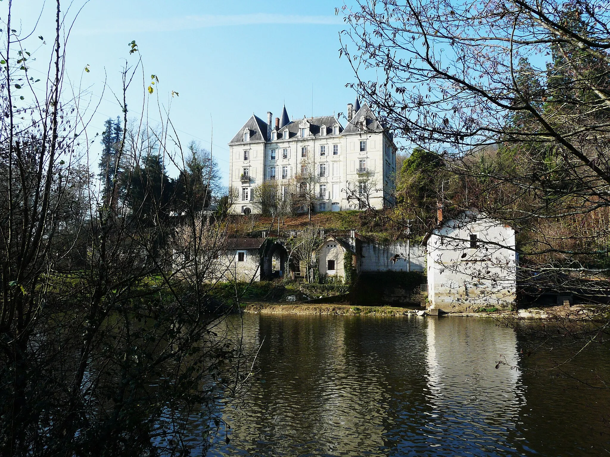 Photo showing: Au-dessus de l'Isle, la façade est du château de la Roche à Annesse-et-Beaulieu, Dordogne, France