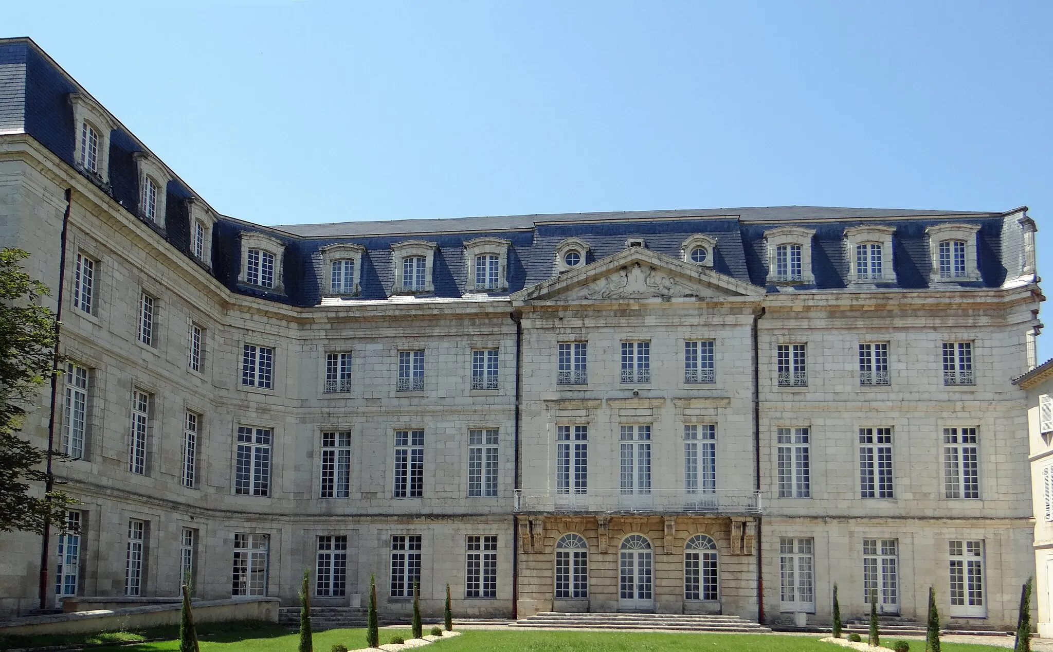 Photo showing: Château d'Aiguillon - Façade côté place du 14 juillet